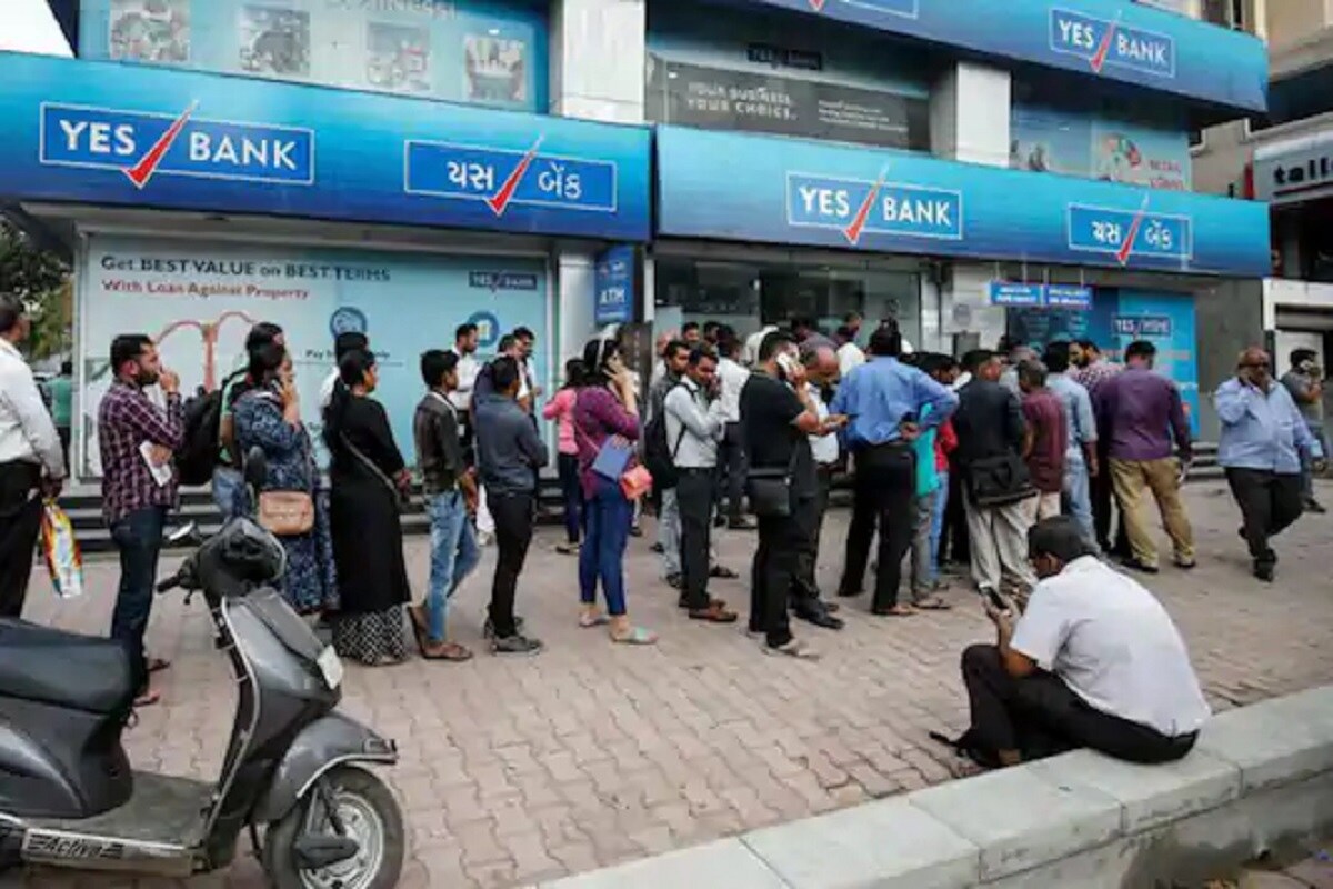 નવી દિલ્હીઃ Yes bankનું આર્થિક સ્વાસ્થ્ય ધીમે ધીમે સુધરી રહ્યું છે. યશ બેન્કે નાણાંકિય વર્ષ 2020-21ની બીજી ત્રીમાસિકમાં 129.37 કરોડ રૂપિયાનો ચોખ્ખો નફો (Yes Bank Profit) કર્યો છે. યશ બેન્કનો આ લાભ દેવામાં દૂબવા છતાં કર્યો છે. આ સમયગાળામાં વર્ષ પહેલા બેન્કને (yes bank loss) 600 કરોડ રૂપિયની ખોટ ગઈ હતી. (પ્રતિકાત્મક તસવીર) નવી દિલ્હીઃ Yes bankનું આર્થિક સ્વાસ્થ્ય ધીમે ધીમે સુધરી રહ્યું છે. યશ બેન્કે નાણાંકિય વર્ષ 2020-21ની બીજી ત્રીમાસિકમાં 129.37 કરોડ રૂપિયાનો ચોખ્ખો નફો (Yes Bank Profit) કર્યો છે. યશ બેન્કનો આ લાભ દેવામાં દૂબવા છતાં કર્યો છે. આ સમયગાળામાં વર્ષ પહેલા બેન્કને (yes bank loss) 600 કરોડ રૂપિયની ખોટ ગઈ હતી. (પ્રતિકાત્મક તસવીર)