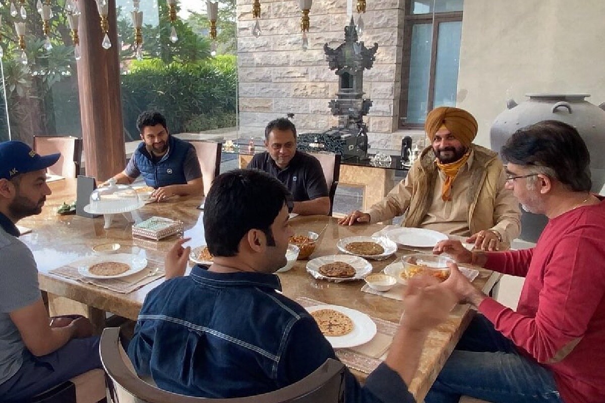 બુધવારે કપિલ શર્માએ તેનાં ઇન્સ્ટાગ્રામ પેજ પર કેટલીક તસવીરો શેર કરી છે જેમાં તે નવજોત સિંહ સિદ્ધુ નાં ઘરે લંચ કરતો નજર આવે છે. નવજોત સિંહ સિદ્ધુ શોમાં ફરી એક વખત વાપસી કરી શકે તેવી વાતો છે. (PHOTO:Instagram @kapilsharma) બુધવારે કપિલ શર્માએ તેનાં ઇન્સ્ટાગ્રામ પેજ પર કેટલીક તસવીરો શેર કરી છે જેમાં તે નવજોત સિંહ સિદ્ધુ નાં ઘરે લંચ કરતો નજર આવે છે. નવજોત સિંહ સિદ્ધુ શોમાં ફરી એક વખત વાપસી કરી શકે તેવી વાતો છે. (PHOTO:Instagram @kapilsharma)