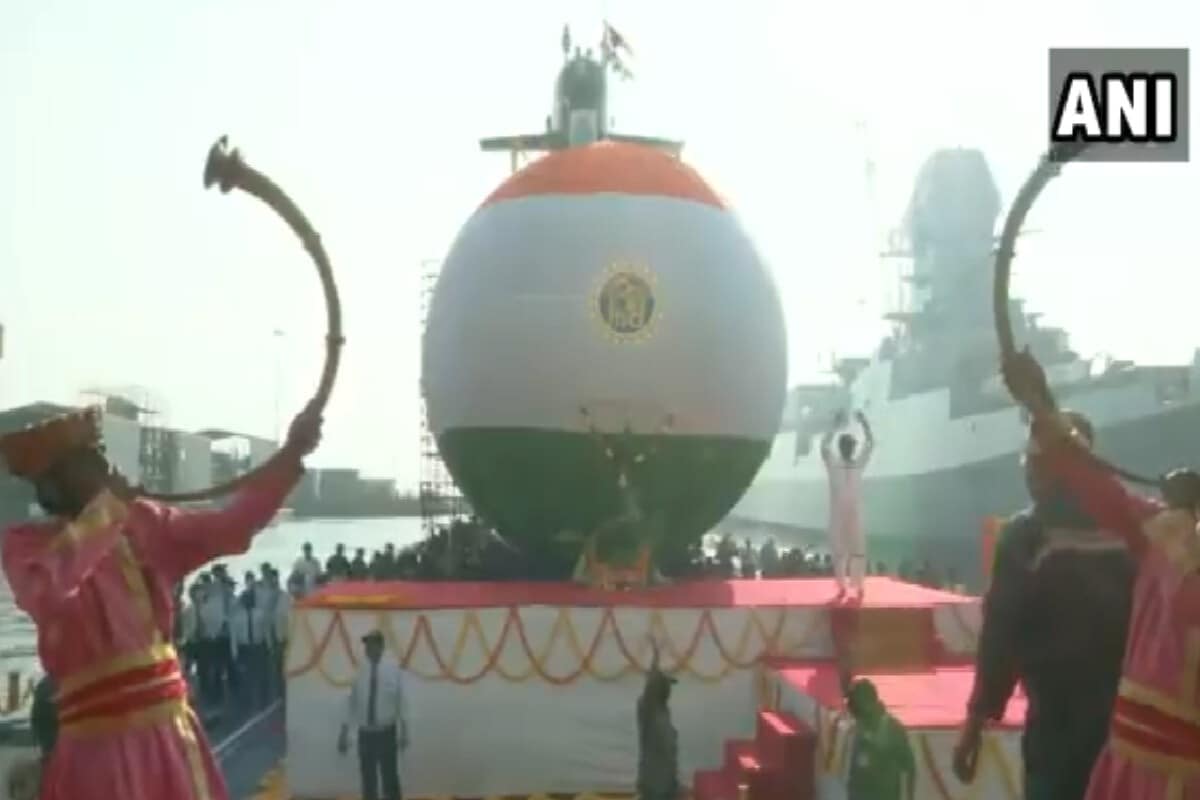ભારતીય નૌસેના (Indian Navy)એ ગુરુવારે સમુદ્રમાં પોતાની તાકાત વધારવા માટે સ્કૉર્પીન ક્લાસની 5મી સબમરીનને નેવીમાં સામેલ કરી છે. વાગિર સબમરીનને મઝગાંવ પોર્ટમાં આયોજીત મોટો સમારંભ બાદ નૌસેનામાં સામેલ કરવામાં આવી છે. આવનારા સમયમાં આ સબમરીન ભારતીય સમુદ્રી સીમામાં ભારતની તાકાત વધારશે. Pic- ANI ભારતીય નૌસેના (Indian Navy)એ ગુરુવારે સમુદ્રમાં પોતાની તાકાત વધારવા માટે સ્કૉર્પીન ક્લાસની 5મી સબમરીનને નેવીમાં સામેલ કરી છે. વાગિર સબમરીનને મઝગાંવ પોર્ટમાં આયોજીત મોટો સમારંભ બાદ નૌસેનામાં સામેલ કરવામાં આવી છે. આવનારા સમયમાં આ સબમરીન ભારતીય સમુદ્રી સીમામાં ભારતની તાકાત વધારશે. Pic- ANI