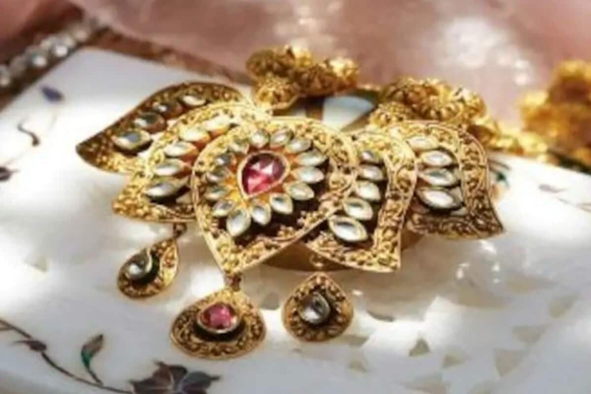 મુંબઇના ડબ્લૂ એચપી જ્વેલર્સના ડાયરેક્ટર આદિત્ય પેઠેનું માનવું છે કે મહામારી પછી સોનાની કિંમતમાં આવેલી તેજીના કારણે લોકો સોનામાં રોકાણ કરવાનો ભરોસો ફરી દાખવ્યો છે. તેની સાથે તેમણે કહ્યું કે ડિસેમ્બર સુધી મોટાભાગના લગ્ન પાછા ઠેલવાયા છે. જેના કારણે મોટાભાગની લોકો દિવાળીમાં એક સાથે જ ઝવેરાત ખરીદી રહ્યા છે. આને દેખતા કેટલાક જ્વેલર્સ ડાયમંડ જ્વેલરી પર કંજ્યૂમરો માટે ઇએમઆઇ પેમેન્ટ ઓપ્શન આપી રહ્યા છે. મુંબઇના ડબ્લૂ એચપી જ્વેલર્સના ડાયરેક્ટર આદિત્ય પેઠેનું માનવું છે કે મહામારી પછી સોનાની કિંમતમાં આવેલી તેજીના કારણે લોકો સોનામાં રોકાણ કરવાનો ભરોસો ફરી દાખવ્યો છે. તેની સાથે તેમણે કહ્યું કે ડિસેમ્બર સુધી મોટાભાગના લગ્ન પાછા ઠેલવાયા છે. જેના કારણે મોટાભાગની લોકો દિવાળીમાં એક સાથે જ ઝવેરાત ખરીદી રહ્યા છે. આને દેખતા કેટલાક જ્વેલર્સ ડાયમંડ જ્વેલરી પર કંજ્યૂમરો માટે ઇએમઆઇ પેમેન્ટ ઓપ્શન આપી રહ્યા છે.