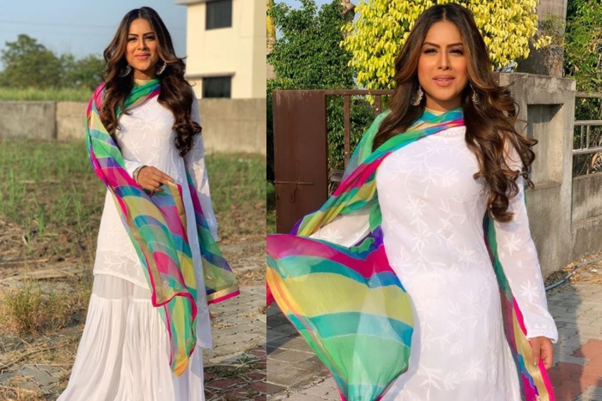 એન્ટરટેઇનમેન્ટ ડેસ્ક: ટીવી જગતની નાગિન એટલે કે નિયા શર્મા (Nia Sharma) તેનાં બોલ્ડ અવતારથી હમેશાં ચર્ચામાં રહે છે ઘણી વખત નિયા તેની બોલ્ડનેસ (Nia Sharma Bold Photos)ને કારણે ટ્રોલર્સનાં નિશાને આવે છે. સોશલ મીડિયા (Social Media) પર યૂઝર ઘણી વખત તેનાં કપડાં અંગે તેને સલાહ આપતા હોય છે. જેનાં પર નિયા શર્મા પણ ટ્રોલર્સને જવાબ આપતાં અચકાતી નથી. પણ નિયાએ હાલમાં જ તેનો બોલ્ડ નહીં પણ દેસી અવતાર શેર કર્યો હતો. જેને નિયાનાં ફેન્સ ખુબજ પસંદ કરી રહ્યાં છે. (photo credit: instagram/@niasharma90)
