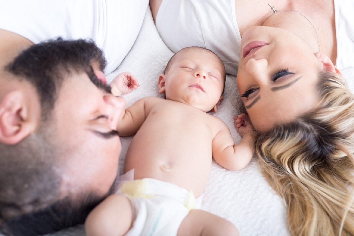 अगर भविष्य में लोग अपने बच्चों (babies) में बदलाव करवाने लगें तो उनके पास तो बदलाव के चुनाव बहुत होंगे, लेकिन यह पैदा होने वाले बच्चों के अधिकारों (Rights) का उल्लंघन होगा. यह भी बहस हो रही है क्या माता पिता (Parents) का बच्चों में पसंदीदा मशीन की तरह बदलाव करना उचित होगा या नहीं. साथ ही प्राकृतिक प्रक्रियाओं (Natural Processes) में इंसान को किस हद तक दखल देने का अधिकार है या यह कितना उचित है. (प्रतीकात्मक तस्वीर: Pixabay) अगर भविष्य में लोग अपने बच्चों (babies) में बदलाव करवाने लगें तो उनके पास तो बदलाव के चुनाव बहुत होंगे, लेकिन यह पैदा होने वाले बच्चों के अधिकारों (Rights) का उल्लंघन होगा. यह भी बहस हो रही है क्या माता पिता (Parents) का बच्चों में पसंदीदा मशीन की तरह बदलाव करना उचित होगा या नहीं. साथ ही प्राकृतिक प्रक्रियाओं (Natural Processes) में इंसान को किस हद तक दखल देने का अधिकार है या यह कितना उचित है. (प्रतीकात्मक तस्वीर: Pixabay)