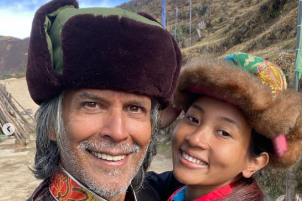 મોડલ-એક્ટર મિલિંદ સોમન (Milind Soman) અને તેની પત્ની અંકિતા કોંવર (Ankita Konwar) બંને ફરવાનાં ખુબજ શોખીન છે. બંને ગોવા ટ્રિપ બાદ ટ્રેકિંગ માટે દાર્જિલિંગની સુંદર વાદીઓમાં ફરવાં નીકળ્યાં છે. Photo Credit-@milindrunning/Instagram મોડલ-એક્ટર મિલિંદ સોમન (Milind Soman) અને તેની પત્ની અંકિતા કોંવર (Ankita Konwar) બંને ફરવાનાં ખુબજ શોખીન છે. બંને ગોવા ટ્રિપ બાદ ટ્રેકિંગ માટે દાર્જિલિંગની સુંદર વાદીઓમાં ફરવાં નીકળ્યાં છે. Photo Credit-@milindrunning/Instagram