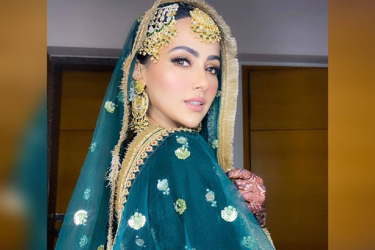 આ તસવીરોમાં સના ખાન (Sana Khan)નાં ચાહનારાઓ ઘણી પસંદ કરી રહ્યાં છે. હાલમાં આ તસવીરોને ઇન્સ્ટાગ્રામ પર ચાર લાખથી વધુ લોકો લાઇક કરી ચુક્યા છે અને આ ફોટોઝ પર કમેન્ટ પણ કરી રહ્યાં છે. (PHOTO: Instagram @sanakhaan21) આ તસવીરોમાં સના ખાન (Sana Khan)નાં ચાહનારાઓ ઘણી પસંદ કરી રહ્યાં છે. હાલમાં આ તસવીરોને ઇન્સ્ટાગ્રામ પર ચાર લાખથી વધુ લોકો લાઇક કરી ચુક્યા છે અને આ ફોટોઝ પર કમેન્ટ પણ કરી રહ્યાં છે. (PHOTO: Instagram @sanakhaan21)