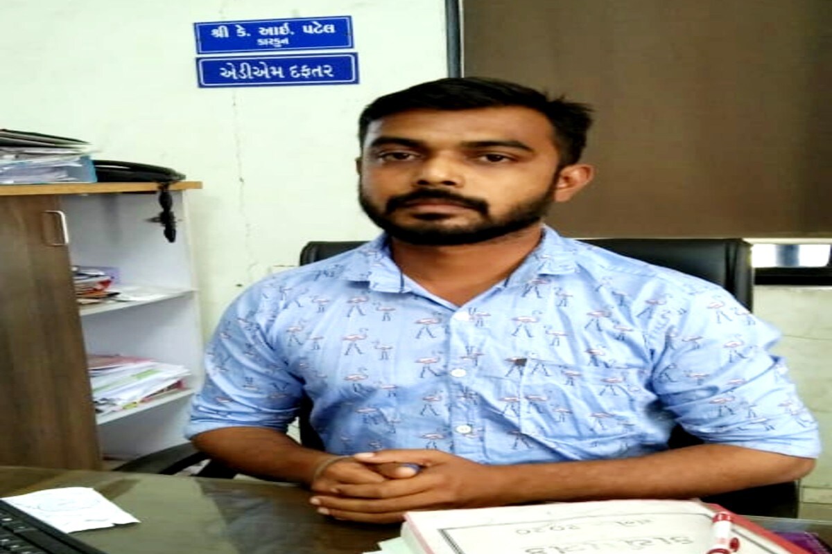 વલસાડ : રાજ્યમાં એન્ટી કરપ્શન બ્યૂરો એક્શન મોડમાં હોય તેવું જણાઈ રહ્યું છે. દરમિયાન આજે પણ એન્ટિ કરપ્શન બ્યૂરો દ્વારા લાંચ લેતા એક વર્ગ-3ના ક્લાર્ક અને તેના લાંચિયા વહિવટદારને ઝડપી પાડ્યો છે. બનાવની વિગત મુજબ પારડી તાલુકા સેવા સદનના કારકૂન કિર્તી ઇશ્વર પટેલે ખાતદેરા પણાનો દાખલો કાઢવા માટે રૂપિયા 2000ની લાંચ માંગી હતી. આ લાંચની માંગણી બદલ એક જાગૃત નાગરિકે એસીબીને ફરિયાદ કરી હતી.ડેમાં વલસાડ ડાંગ એસીબી દ્વારા રેડ કરવામાં આવી હતી. વલસાડ : રાજ્યમાં એન્ટી કરપ્શન બ્યૂરો એક્શન મોડમાં હોય તેવું જણાઈ રહ્યું છે. દરમિયાન આજે પણ એન્ટિ કરપ્શન બ્યૂરો દ્વારા લાંચ લેતા એક વર્ગ-3ના ક્લાર્ક અને તેના લાંચિયા વહિવટદારને ઝડપી પાડ્યો છે. બનાવની વિગત મુજબ પારડી તાલુકા સેવા સદનના કારકૂન કિર્તી ઇશ્વર પટેલે ખાતદેરા પણાનો દાખલો કાઢવા માટે રૂપિયા 2000ની લાંચ માંગી હતી. આ લાંચની માંગણી બદલ એક જાગૃત નાગરિકે એસીબીને ફરિયાદ કરી હતી.ડેમાં વલસાડ ડાંગ એસીબી દ્વારા રેડ કરવામાં આવી હતી.