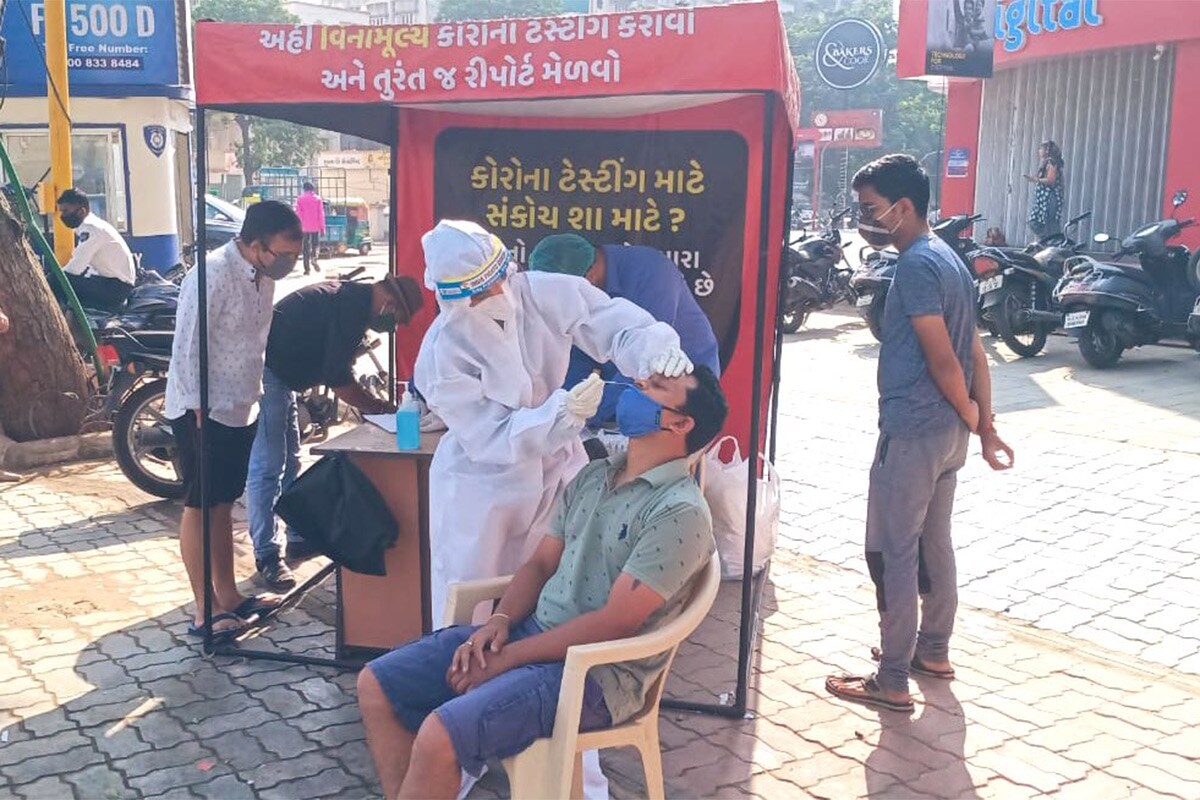 ગુજરાતમાં કોરોના વાયરસના વળતા પાણી શરૂ થઈ ગયા છે. રાજ્યમાં આજે 11મી જાન્યુઆરીએ સાંજે 5.00 વાગ્યાની સ્થિતિ મુજબ કુલ 615 નવા કેસ નોંધાયા છે જ્યારે વાયરસની મ્હાત આપીને કુલ 746 દર્દી ઘરે પરત ગયા છે. આમ રાજ્યમાં કોરોના વેક્સિન પહેલાં જ કાબૂમાં છે. (પ્રતીકાત્મક તસવીર) ગુજરાતમાં કોરોના વાયરસના વળતા પાણી શરૂ થઈ ગયા છે. રાજ્યમાં આજે 11મી જાન્યુઆરીએ સાંજે 5.00 વાગ્યાની સ્થિતિ મુજબ કુલ 615 નવા કેસ નોંધાયા છે જ્યારે વાયરસની મ્હાત આપીને કુલ 746 દર્દી ઘરે પરત ગયા છે. આમ રાજ્યમાં કોરોના વેક્સિન પહેલાં જ કાબૂમાં છે. (પ્રતીકાત્મક તસવીર)