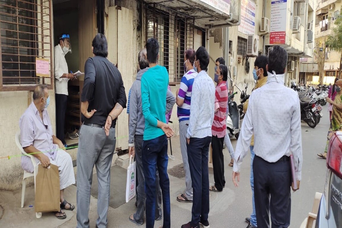 એએમસી સોલિડ વેસ્ટ વિભાગ દ્વારા શહેરના અલગ અલગ ઝોનમા મોડી સાંજ બાદ ચેકીંગ હાથ ધરાયું હતું. સોશિયલ ડિસ્ટન્સ અને માસ્ક વગર ફરતા લોકો સામે કાર્યવાહી પણ હાથ ધરાઇ હતી. એએમસી સોલિડ વેસ્ટ વિભાગ દ્વારા શહેરના અલગ અલગ ઝોનમા મોડી સાંજ બાદ ચેકીંગ હાથ ધરાયું હતું. સોશિયલ ડિસ્ટન્સ અને માસ્ક વગર ફરતા લોકો સામે કાર્યવાહી પણ હાથ ધરાઇ હતી.