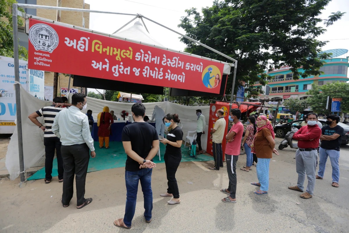 ગુજરાતમાં હાલમાં કુલ 13836 એક્ટિવ કેસ છે, આ પૈકીના 89 દર્દીઓ વેન્ટિલેટર પર છે. રાજ્યના 13747 દર્દીઓ સ્ટેબલ છે જ્યારે 1,81,187 દર્દીઓ સાજા થયા છે. અત્યારસુધીમાં કુલ 3876 દર્દીઓનાં મોત થયા છે. આજે રાજ્યમાંથી 1234 દર્દીૂઓ સાજા થયા છે. (પ્રતીકાત્મક તસવીર) ગુજરાતમાં હાલમાં કુલ 13836 એક્ટિવ કેસ છે, આ પૈકીના 89 દર્દીઓ વેન્ટિલેટર પર છે. રાજ્યના 13747 દર્દીઓ સ્ટેબલ છે જ્યારે 1,81,187 દર્દીઓ સાજા થયા છે. અત્યારસુધીમાં કુલ 3876 દર્દીઓનાં મોત થયા છે. આજે રાજ્યમાંથી 1234 દર્દીૂઓ સાજા થયા છે. (પ્રતીકાત્મક તસવીર)