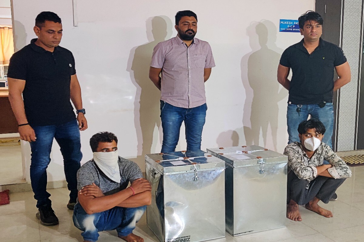 હર્મેશ સુખડિયા, અમદાવાદ : અમદાવાદ: એસઓજી ક્રાઈમ બ્રાન્ચે (SOG Ahmedabad) શહેરના શહેરકોટડા વિસ્તાર માંથી 70 કિલો 400 ગ્રામ (70 KGs Marijuana Caught) ગાંજાના જથ્થા સાથે બે વ્યક્તિઓની (2 arrested) ધરપકડ કરી છે. આરોપી મોહમંદ શેહજાદ મોહમંદ રશીદ અંસારી તથા રામ પ્રકાશ ખટીક નામના બને વ્યક્તિઓની શહેરકોટડામાં રીક્ષામાં ગાંજાની હેરાફેરી કરતા ધરપકડ કરી હતી. આરોપીઓ ગુડ્સ ટ્રેઇન મારફતે આ ગાંજો મંગાવતા હોવાનું સામે આવ્યું છે. હર્મેશ સુખડિયા, અમદાવાદ : અમદાવાદ: એસઓજી ક્રાઈમ બ્રાન્ચે (SOG Ahmedabad) શહેરના શહેરકોટડા વિસ્તાર માંથી 70 કિલો 400 ગ્રામ (70 KGs Marijuana Caught) ગાંજાના જથ્થા સાથે બે વ્યક્તિઓની (2 arrested) ધરપકડ કરી છે. આરોપી મોહમંદ શેહજાદ મોહમંદ રશીદ અંસારી તથા રામ પ્રકાશ ખટીક નામના બને વ્યક્તિઓની શહેરકોટડામાં રીક્ષામાં ગાંજાની હેરાફેરી કરતા ધરપકડ કરી હતી. આરોપીઓ ગુડ્સ ટ્રેઇન મારફતે આ ગાંજો મંગાવતા હોવાનું સામે આવ્યું છે.