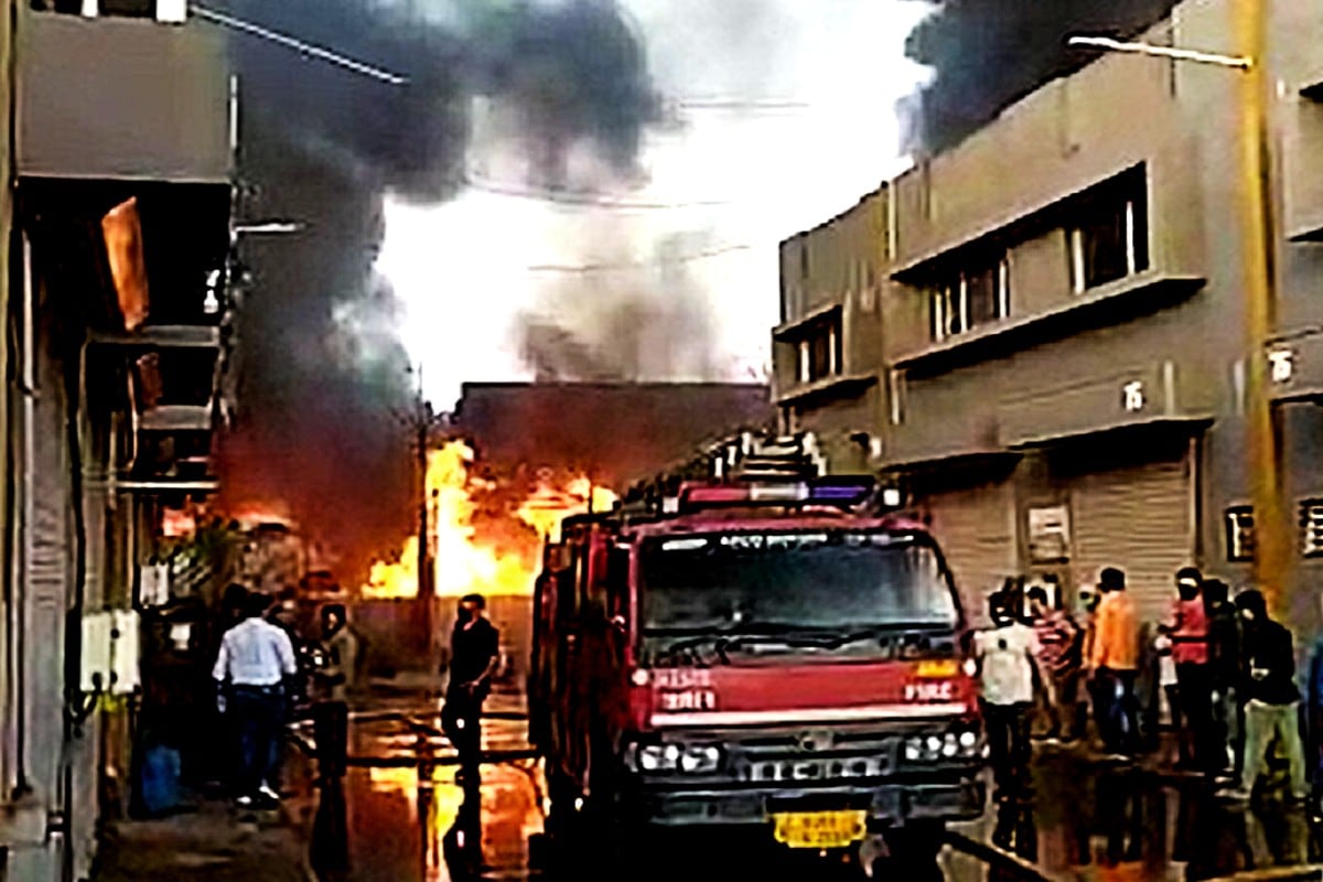 અમદાવાદ : અમદાવાદના પિરાણામાં આવેલા કાપડ ગોડાઉનની ઘટનામાં આગની ઘટનાની શાહી સુકાઈ નથી ત્યાં ફરી એક વાર અમદાવાદના કારખનાઓના વિસ્તારમાં વિકરાળ આગ લાગતા ફાયર વિભાગનો કાફલો દોડી આવ્યો છે.અમદાવાદના કઠવાડામાં ( Ahmedabad Kathwada fire) આવેલા ઇન્ડસ્ટ્રીયલ પાર્કમાં આવેલી એક ઇન્ક બનાવતી કંપનીમાં ભીષણ આગ લાગી છે. અમદાવાદ : અમદાવાદના પિરાણામાં આવેલા કાપડ ગોડાઉનની ઘટનામાં આગની ઘટનાની શાહી સુકાઈ નથી ત્યાં ફરી એક વાર અમદાવાદના કારખનાઓના વિસ્તારમાં વિકરાળ આગ લાગતા ફાયર વિભાગનો કાફલો દોડી આવ્યો છે.અમદાવાદના કઠવાડામાં ( Ahmedabad Kathwada fire) આવેલા ઇન્ડસ્ટ્રીયલ પાર્કમાં આવેલી એક ઇન્ક બનાવતી કંપનીમાં ભીષણ આગ લાગી છે.