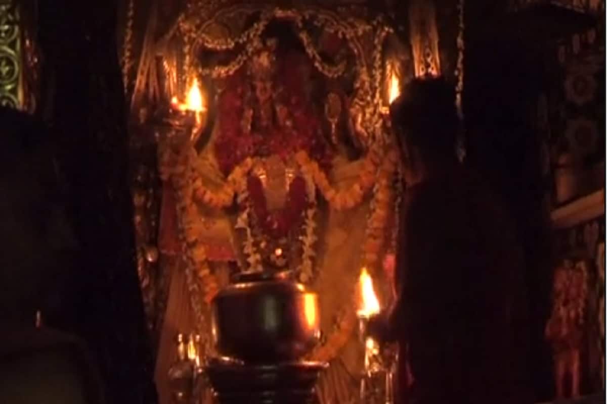 અંબાજી મંદિરમાં ચંદ્રના કિરણોમાં ચાંદીના પાત્રમાં દૂધપૌંઆ મૂકીને માતાજીને ધરવામાં આવ્યા હતા. જે બાદ માતાજીને રાત્રીના 12 કલાકે કપૂર આરતી પણ ભટ્ટજી મહારાજ દ્વારા કરવામાં આવી હતી. એક માન્યતા એવી પણ પ્રવર્તે છે કે શરદપૂર્ણિમાના ચંદ્રના કિરણો દૂધપૌંઆમાં ઉતરે છે અને તે આરોગવાથી મનુષ્યના શારીરિક વિકારો દૂર થઇ જતા હોય છે. જોકે, આ વખતે કોરોનાની મહામારીની અસર શરદપૂર્ણિમા ઉપર જોવા મળી હતી. જ્યાં કોઈપણ શ્રદ્ધાળુઓને રાત્રી કપૂર આરતીમાં પ્રવેશ અપાયો ન હતો. અંબાજી મંદિરમાં ચંદ્રના કિરણોમાં ચાંદીના પાત્રમાં દૂધપૌંઆ મૂકીને માતાજીને ધરવામાં આવ્યા હતા. જે બાદ માતાજીને રાત્રીના 12 કલાકે કપૂર આરતી પણ ભટ્ટજી મહારાજ દ્વારા કરવામાં આવી હતી. એક માન્યતા એવી પણ પ્રવર્તે છે કે શરદપૂર્ણિમાના ચંદ્રના કિરણો દૂધપૌંઆમાં ઉતરે છે અને તે આરોગવાથી મનુષ્યના શારીરિક વિકારો દૂર થઇ જતા હોય છે. જોકે, આ વખતે કોરોનાની મહામારીની અસર શરદપૂર્ણિમા ઉપર જોવા મળી હતી. જ્યાં કોઈપણ શ્રદ્ધાળુઓને રાત્રી કપૂર આરતીમાં પ્રવેશ અપાયો ન હતો.