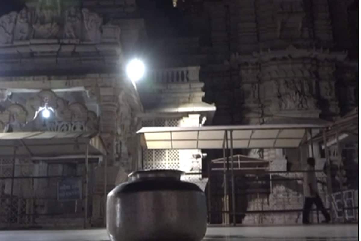 Sharad Poornima: અંબાજીમાં ચાંદીનાં વાસણમાં ચાંદની ચાંદનીમાં મુકાયા દૂધપૌઆ, કરો માના દર્શન