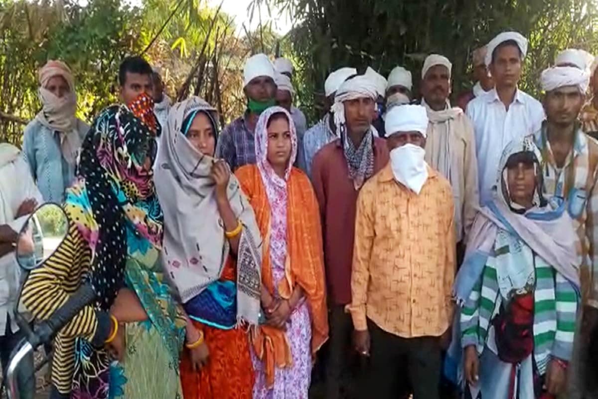 હાર્દિક પટેલ, અરવલ્લી : શામળાજી પાસે (Shamlaji) હિંમત નગર રહેતા એક યુવકને ઢોર (Youth Beaten To death) માર મરાયા બાદ તેનું મોત થયું છે. અજાણ્યા ઇસમોએ યુવકને મૂઢ માર મારતા આ યુવક ઘરે આવ્યા બાદ મૃત્યુ પામ્યો હતો. જોકે, સમગ્ર મામલે રહસ્ય ઘેરાઈ રહ્યું છે અને ઘટનાની ગુત્થી ઉલજી રહી છે. મૂળ રાજસ્થાનના ડુંગરપુરનો રહેવાસી અને હિંમતનગર રહેતો 35 વર્ષીય લક્ષમણ ગામેતી શંકાસ્પદ હાલતમાં મોતને ભટતા પત્નીએ ફરિયાદ નોંધાવી છે. હાર્દિક પટેલ, અરવલ્લી : શામળાજી પાસે (Shamlaji) હિંમત નગર રહેતા એક યુવકને ઢોર (Youth Beaten To death) માર મરાયા બાદ તેનું મોત થયું છે. અજાણ્યા ઇસમોએ યુવકને મૂઢ માર મારતા આ યુવક ઘરે આવ્યા બાદ મૃત્યુ પામ્યો હતો. જોકે, સમગ્ર મામલે રહસ્ય ઘેરાઈ રહ્યું છે અને ઘટનાની ગુત્થી ઉલજી રહી છે. મૂળ રાજસ્થાનના ડુંગરપુરનો રહેવાસી અને હિંમતનગર રહેતો 35 વર્ષીય લક્ષમણ ગામેતી શંકાસ્પદ હાલતમાં મોતને ભટતા પત્નીએ ફરિયાદ નોંધાવી છે.