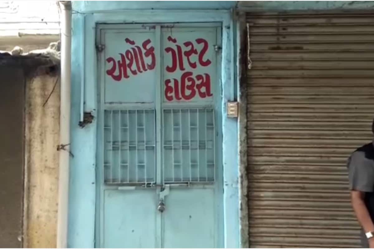 આનંદ જયસ્વાલ, બનાસકાંઠા: કોરોના મહામારી (Corona Pandemic)ના સમયમાં ફરી એકવાર બનાસકાંઠાના પાલનપુર (Palanpur)માંથી અનૈતિકધામ ઝડપાયું છે. અશોકા ગેસ્ટ હાઉસ (Ashoka Guest House)માં બહારથી યુવતીઓ મંગાવી દેહવેપાર (Flesh trade) કરતા ચાર શખ્સો સહિત 24 હજારનો મુદ્દામાલ પોલીસ જપ્ત કર્યો છે. આ મામલે ગુનો નોંધીને પોલીસે વધારે તપાસ આદરી છે. આ સાથે જ પોલીસને ગેસ્ટ હાઉસમાંથી કૉન્ડોમ સહિતની સામગ્રી પણ મળી છે. અહીં બહારથી છોકરીઓને લાવીને રાખવામાં આવતી હતી. તેઓને રૂપિયાનું પ્રલોભન આપીને ગ્રાહકો સાથે સંબંધ બાંધવા માટે કહેવામાં આવતું હતું. આનંદ જયસ્વાલ, બનાસકાંઠા: કોરોના મહામારી (Corona Pandemic)ના સમયમાં ફરી એકવાર બનાસકાંઠાના પાલનપુર (Palanpur)માંથી અનૈતિકધામ ઝડપાયું છે. અશોકા ગેસ્ટ હાઉસ (Ashoka Guest House)માં બહારથી યુવતીઓ મંગાવી દેહવેપાર (Flesh trade) કરતા ચાર શખ્સો સહિત 24 હજારનો મુદ્દામાલ પોલીસ જપ્ત કર્યો છે. આ મામલે ગુનો નોંધીને પોલીસે વધારે તપાસ આદરી છે. આ સાથે જ પોલીસને ગેસ્ટ હાઉસમાંથી કૉન્ડોમ સહિતની સામગ્રી પણ મળી છે. અહીં બહારથી છોકરીઓને લાવીને રાખવામાં આવતી હતી. તેઓને રૂપિયાનું પ્રલોભન આપીને ગ્રાહકો સાથે સંબંધ બાંધવા માટે કહેવામાં આવતું હતું.