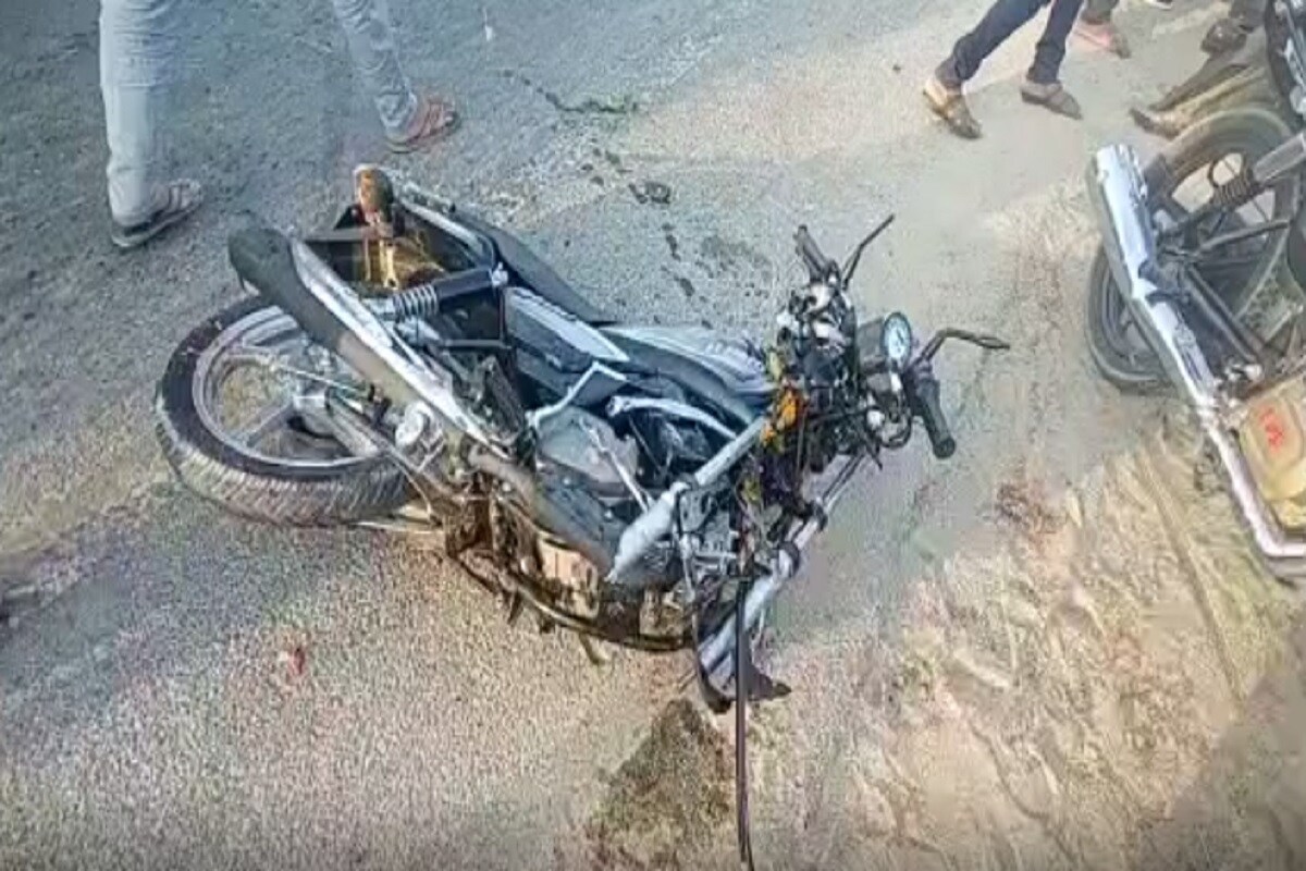 બનાસકાંઠામાં કુચાવાડા પાથાવાડા હાઇવે પર આજે હિટ એન્ડ રનની ઘટના બની છે. જેમાં બે બાઇક સવાર યુવકો કુચાવાડાથી પાથાવાડા તરફ જઈ રહ્યા હતા કે દરમિયાન પુરપાટ ઝડપે સામેથી આવી રહેલ અજાણ્યો વાહન ચાલકે બાઈકને ટક્કર મારી ફરાર થઈ ગયો હતો. બનાસકાંઠામાં કુચાવાડા પાથાવાડા હાઇવે પર આજે હિટ એન્ડ રનની ઘટના બની છે. જેમાં બે બાઇક સવાર યુવકો કુચાવાડાથી પાથાવાડા તરફ જઈ રહ્યા હતા કે દરમિયાન પુરપાટ ઝડપે સામેથી આવી રહેલ અજાણ્યો વાહન ચાલકે બાઈકને ટક્કર મારી ફરાર થઈ ગયો હતો.