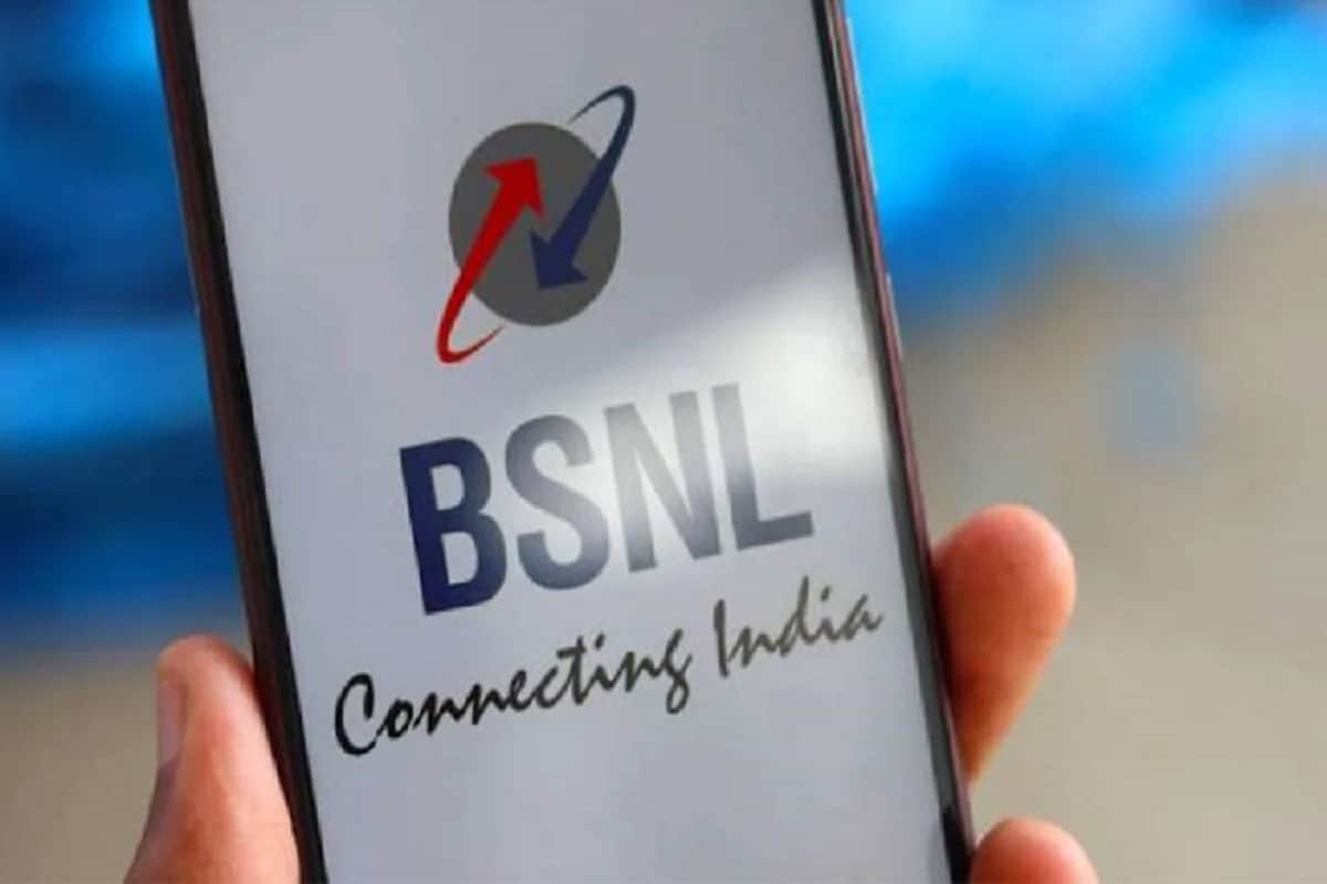 મુંબઈઃ બીએસએનએલ (BSNL)એ હાલમાં જ પોતાના પ્રીપેડ ગ્રાહકો (prepaid users) માટે ઓફરની જાહેરાત કરી છે. કંપનીએ ઓફરને ગ્રેસ પ્રીપેડ 2 (grace period 2)ના ગ્રાહકો માટે રજૂ કરી છે. બીએસએનએલની આ ઓફરમાં 25 ટકાનું ડિસ્કાઉન્ટ આપવામાં આવી રહ્યું છે, જેને ગ્રાહક બે સ્પેશલ ટેરિફ (special tarrif voucher) વાઉચર (STV) 187 અને પ્લાન વાઉચર 1499 રૂપિયાની સાથે મેળવી શકે છે. ડિસ્કાઉન્ટ બાદ તેની કિંમત ક્રમશઃ 139 રૂપિયા અને 1119 રૂપિયા રહી જશે. (પ્રતીકાત્મક તસવીર) મુંબઈઃ બીએસએનએલ (BSNL)એ હાલમાં જ પોતાના પ્રીપેડ ગ્રાહકો (prepaid users) માટે ઓફરની જાહેરાત કરી છે. કંપનીએ ઓફરને ગ્રેસ પ્રીપેડ 2 (grace period 2)ના ગ્રાહકો માટે રજૂ કરી છે. બીએસએનએલની આ ઓફરમાં 25 ટકાનું ડિસ્કાઉન્ટ આપવામાં આવી રહ્યું છે, જેને ગ્રાહક બે સ્પેશલ ટેરિફ (special tarrif voucher) વાઉચર (STV) 187 અને પ્લાન વાઉચર 1499 રૂપિયાની સાથે મેળવી શકે છે. ડિસ્કાઉન્ટ બાદ તેની કિંમત ક્રમશઃ 139 રૂપિયા અને 1119 રૂપિયા રહી જશે. (પ્રતીકાત્મક તસવીર)