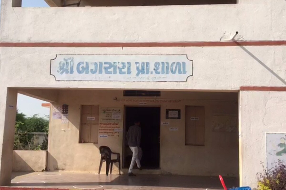 કઈ બેઠક પર કોની કોની વચ્ચે ટક્કર? : 1) અબડાસા: પ્રદ્યુમનસિંહ જાડેજા (ભાજપ), ડો.શાંતિલાલ સંઘાણી (કૉંગ્રેસ) 2) મોરબી: બ્રિજેશ મેરજા (ભાજપ), જયંતીલાલ પટેલ (કૉંગ્રેસ) 3) ધારી: જે.વી. કાકડિયા (ભાજપ), સુરેશ કોટડિયા (કૉંગ્રેસ) 4) કરજણ: અક્ષય પટેલ (ભાજપ), કિરીટસિંહ જાડેજા (કૉંગ્રેસ) 5) ગઢડા: આત્મરામ પરમાર (ભાજપ), મોહનલાલ સોલંકી (કૉંગ્રેસ) 6) કપરાડા: જિતુ ચૌધરી (ભાજપ), બાબુભાઈ વરઠા (કૉંગ્રેસ) 7) ડાંગ: વિજય પટેલ (ભાજપ), સૂર્યકાંત ગામીત (કૉંગ્રેસ) 8) લીંબડી: કિરીટસિંહ રાણા (ભાજપ), ચેતન ખાચર (કૉંગ્રેસ) કઈ બેઠક પર કોની કોની વચ્ચે ટક્કર? : 1) અબડાસા: પ્રદ્યુમનસિંહ જાડેજા (ભાજપ), ડો.શાંતિલાલ સંઘાણી (કૉંગ્રેસ) 2) મોરબી: બ્રિજેશ મેરજા (ભાજપ), જયંતીલાલ પટેલ (કૉંગ્રેસ) 3) ધારી: જે.વી. કાકડિયા (ભાજપ), સુરેશ કોટડિયા (કૉંગ્રેસ) 4) કરજણ: અક્ષય પટેલ (ભાજપ), કિરીટસિંહ જાડેજા (કૉંગ્રેસ) 5) ગઢડા: આત્મરામ પરમાર (ભાજપ), મોહનલાલ સોલંકી (કૉંગ્રેસ) 6) કપરાડા: જિતુ ચૌધરી (ભાજપ), બાબુભાઈ વરઠા (કૉંગ્રેસ) 7) ડાંગ: વિજય પટેલ (ભાજપ), સૂર્યકાંત ગામીત (કૉંગ્રેસ) 8) લીંબડી: કિરીટસિંહ રાણા (ભાજપ), ચેતન ખાચર (કૉંગ્રેસ)