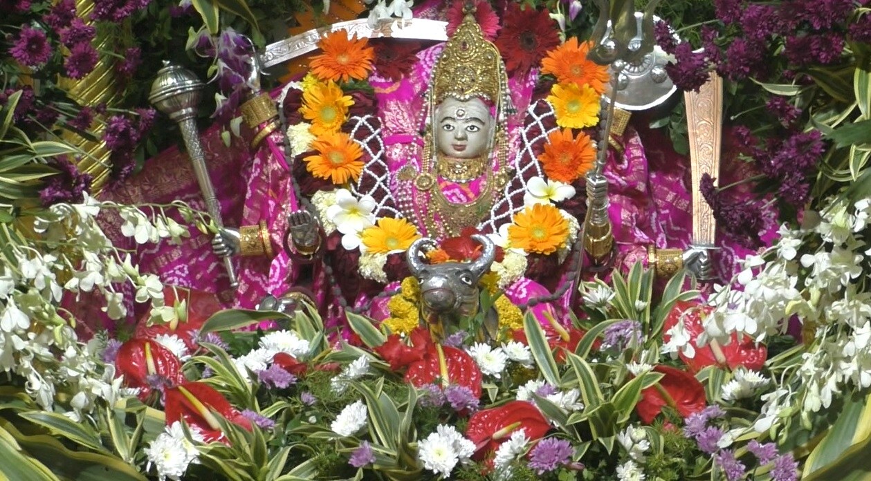 બહુચરાજી મંદિરમાં પણ વહેલી સવારથી માનવ મહેરામણ ઉમટી પડ્યું છે. જોકે,માતાજીના દર્શન કરવા માટે લોકો કતારોમાં ખડકાકાયા હતા. જોકે, આ અહેવાલ દ્વારા તમે ઓનલાઇન દર્શન પણ કરી શકો છો. બહુચરાજી મંદિરમાં પણ વહેલી સવારથી માનવ મહેરામણ ઉમટી પડ્યું છે. જોકે,માતાજીના દર્શન કરવા માટે લોકો કતારોમાં ખડકાકાયા હતા. જોકે, આ અહેવાલ દ્વારા તમે ઓનલાઇન દર્શન પણ કરી શકો છો.