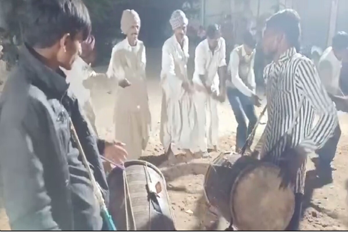 બનાસકાંઠા: કોરોનાકાળમાં શરદ પૂનમનાં ગરબા રમવામાં લોકો ભૂલ્યા ભાન, ન દેખાયુ માસ્ક કે અંતર