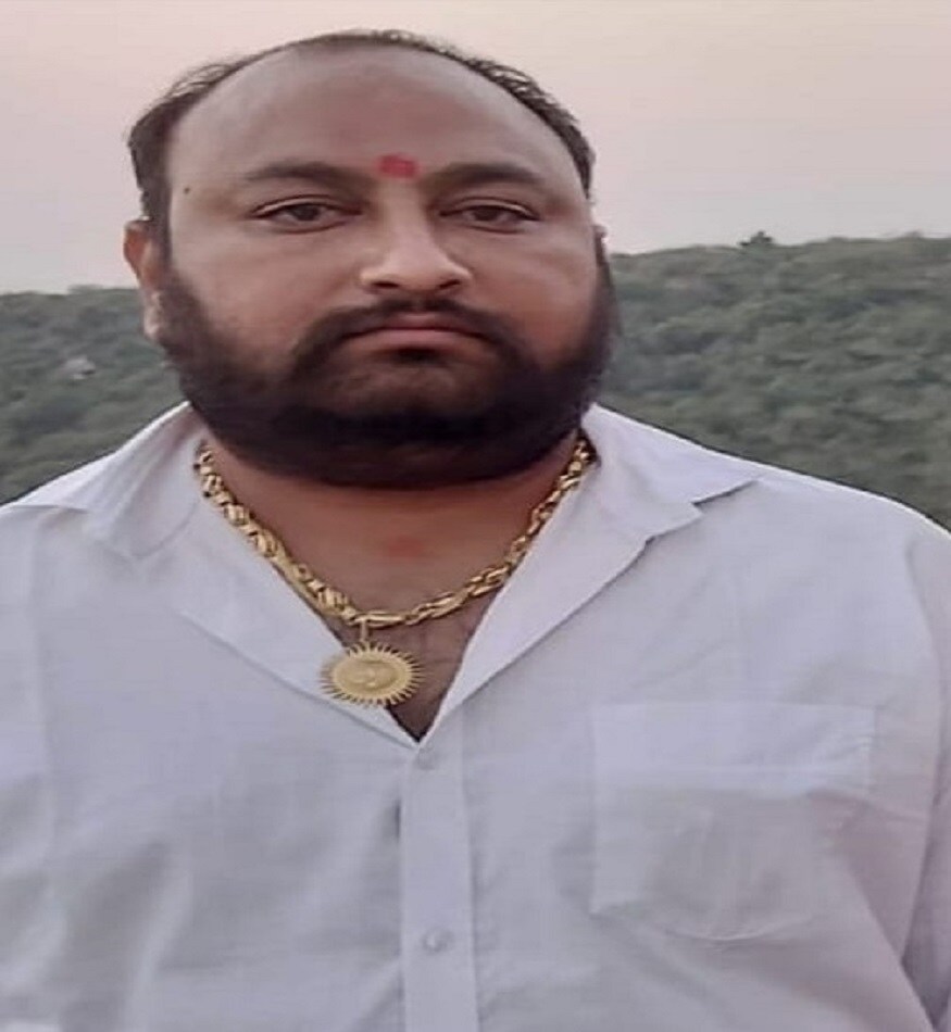 પોલીસકર્મી ધવલ રાવલના પરિવારમાં ગત 29 ઓક્ટોબરના રોજ પ્રથમ કોરોના સંક્રમણ કેસ જોવા મળ્યો. પ્રથમ પિતા અનિલ રાવલ ફાર્મા કંપનીમાં જોબ કરતા હોવાથી કોરોના સંક્રમણ લાગ્યું અને તેનો ચેપ ધવલ રાવલની માતા નયના રાવલ ને લાગ્યો, અને સાથોસાથ સાગા ભાઈ ચિરાગ રાવલ પણ કોરોનામાં ઝપટાઈ ગયો. પોલીસકર્મી ધવલ રાવલના પરિવારમાં ગત 29 ઓક્ટોબરના રોજ પ્રથમ કોરોના સંક્રમણ કેસ જોવા મળ્યો. પ્રથમ પિતા અનિલ રાવલ ફાર્મા કંપનીમાં જોબ કરતા હોવાથી કોરોના સંક્રમણ લાગ્યું અને તેનો ચેપ ધવલ રાવલની માતા નયના રાવલ ને લાગ્યો, અને સાથોસાથ સાગા ભાઈ ચિરાગ રાવલ પણ કોરોનામાં ઝપટાઈ ગયો.