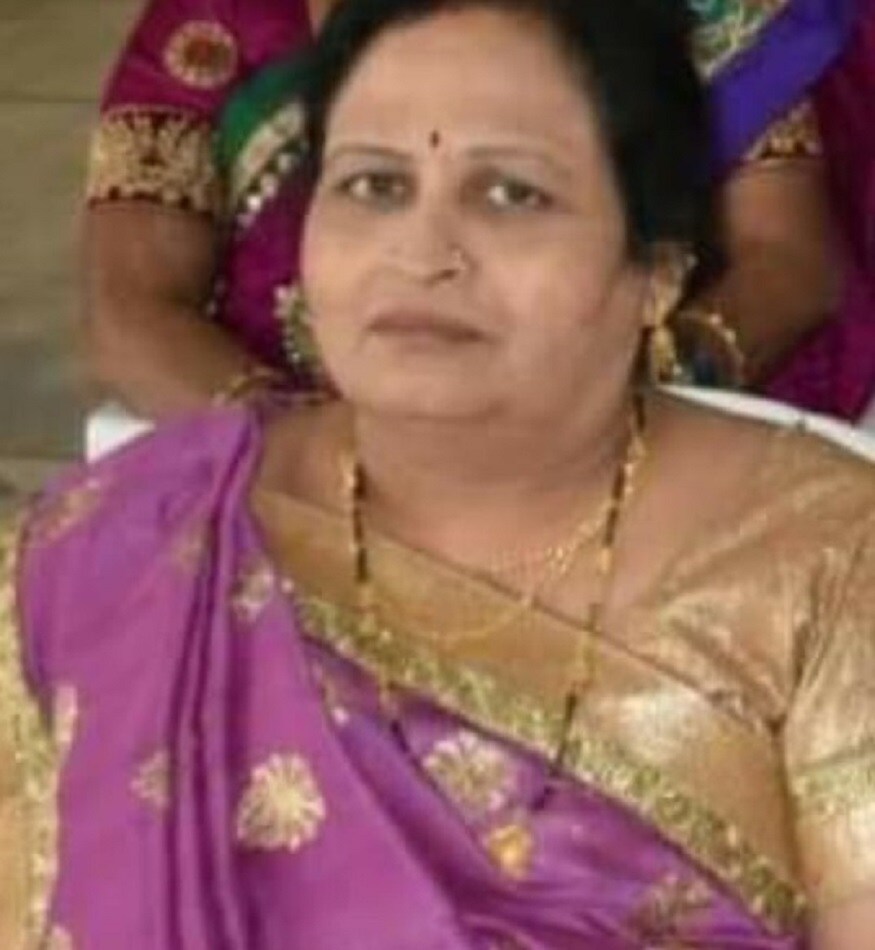 ધવલ રાવલના કહ્યા મુજબ, પરિવારની સારવાર માટે કોઈ કચાસ ન રહી જાય તે માટે સારી હોસ્પિટલમાં સારવાર માટે લઈ જવાયા અને ખાનગી હોસ્પિટલમાં ૧૭ લાખ રૂપિયા પણ સારવાર માટે મિત્ર વર્તુળ અને અન્ય લોકો પાસેથી ઉછીના લઇ હોસ્પિટલમાં ચુકવ્યા હતા તેમ છતાં પરિવારના ત્રણ સભ્યોને તે બચાવી ન શક્યો તેનું રંજ મનમાં રહી ગયું છે. મહત્વ નું છે કે, હાલ પણ કેટલાક લોકો કોરોનાને મઝાકમાં લે છે તેમના માટે સમજી જવાનો સમય છે. ધવલ રાવલના કહ્યા મુજબ, પરિવારની સારવાર માટે કોઈ કચાસ ન રહી જાય તે માટે સારી હોસ્પિટલમાં સારવાર માટે લઈ જવાયા અને ખાનગી હોસ્પિટલમાં ૧૭ લાખ રૂપિયા પણ સારવાર માટે મિત્ર વર્તુળ અને અન્ય લોકો પાસેથી ઉછીના લઇ હોસ્પિટલમાં ચુકવ્યા હતા તેમ છતાં પરિવારના ત્રણ સભ્યોને તે બચાવી ન શક્યો તેનું રંજ મનમાં રહી ગયું છે. મહત્વ નું છે કે, હાલ પણ કેટલાક લોકો કોરોનાને મઝાકમાં લે છે તેમના માટે સમજી જવાનો સમય છે.