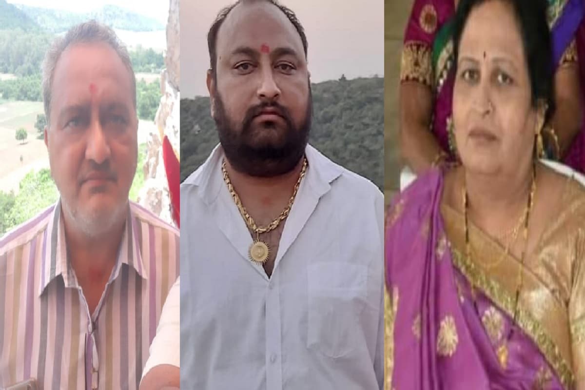 નવીન ઝા, અમદાવાદ: કોરોનાના કહેરમાં શહેર પોલીસમાં દુઃખદ અને હચમચાવી દેનારો બનાવ સામે આવ્યો છે. ટ્રાફિક પોલીસમાં ફરજ બજાવતા પોલીસકર્મી પર એવી આફત આવી તૂટી કે એક જ પરિવારના ત્રણ સભ્યોને કાળમુખી કોરોના ભરખી ગયો. ધવલ રાવલના એક જ પરિવારના 3 સભ્યો દુનિયામાં નથી રહ્યા. માતા નયના રાવલ, ભાઈ ચિરાગ રાવલ અને પિતા અનિલ રાવલ એક જ પરિવારના ત્રણ સભ્યો હતા, જે ત્રણેય ને કોરોના થોડા જ સમયમાં ભરખી ગયો. નવીન ઝા, અમદાવાદ: કોરોનાના કહેરમાં શહેર પોલીસમાં દુઃખદ અને હચમચાવી દેનારો બનાવ સામે આવ્યો છે. ટ્રાફિક પોલીસમાં ફરજ બજાવતા પોલીસકર્મી પર એવી આફત આવી તૂટી કે એક જ પરિવારના ત્રણ સભ્યોને કાળમુખી કોરોના ભરખી ગયો. ધવલ રાવલના એક જ પરિવારના 3 સભ્યો દુનિયામાં નથી રહ્યા. માતા નયના રાવલ, ભાઈ ચિરાગ રાવલ અને પિતા અનિલ રાવલ એક જ પરિવારના ત્રણ સભ્યો હતા, જે ત્રણેય ને કોરોના થોડા જ સમયમાં ભરખી ગયો.