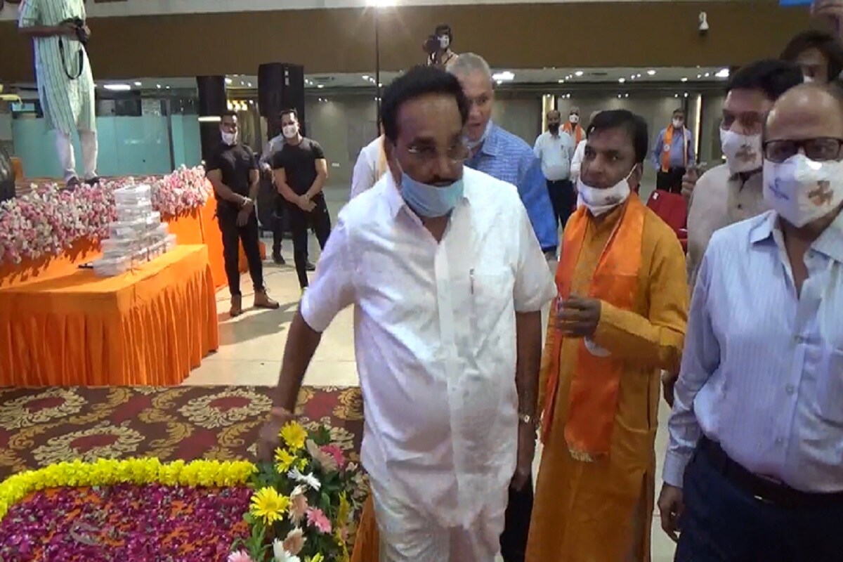 જૈન સમાજ દ્વારા સુંદર મજાના રજતતુલા ગીત સાથે રાત્રે ૮ના ટકોરે સી.આર.પાટીલજીનું આગમન થતા સ્વાગત કરવામાં આવ્યું હતું. હોલમાં પ્રવેશતાની સાથે જ ઉપસ્થિત સૌએ તેમને તાળીઓથી વધાવી લીધા હતાં. પાટીલજીના આગમન બાદ તરત જ સી.આર.પાટીલ, સમારોહના મહાનુભાવોના હસ્તે દિપપ્રાગટય વિધિ થઇ હતી. પ્રાંસગિત ગીત સાથે મહેમાનોનું સ્વાગત કરવામાં આવ્યુ હતું. ત્યારબાદ સી.આર.પાટીલ રજતતુલા સમારોહ સમિતિના કન્વીનર સુરેશ ડી. શાહે સૌનું સ્નેહસભર શબ્દોથી સ્વાગત કર્યુ હતું. ત્યારબાદ જૈન અગ્રણી ઉદ્યોગપતિ એસ.પી.શાહે પ્રાસંગિક ઉદ્બોધન કર્યુ હતું. જૈન સમાજ દ્વારા સુંદર મજાના રજતતુલા ગીત સાથે રાત્રે ૮ના ટકોરે સી.આર.પાટીલજીનું આગમન થતા સ્વાગત કરવામાં આવ્યું હતું. હોલમાં પ્રવેશતાની સાથે જ ઉપસ્થિત સૌએ તેમને તાળીઓથી વધાવી લીધા હતાં. પાટીલજીના આગમન બાદ તરત જ સી.આર.પાટીલ, સમારોહના મહાનુભાવોના હસ્તે દિપપ્રાગટય વિધિ થઇ હતી. પ્રાંસગિત ગીત સાથે મહેમાનોનું સ્વાગત કરવામાં આવ્યુ હતું. ત્યારબાદ સી.આર.પાટીલ રજતતુલા સમારોહ સમિતિના કન્વીનર સુરેશ ડી. શાહે સૌનું સ્નેહસભર શબ્દોથી સ્વાગત કર્યુ હતું. ત્યારબાદ જૈન અગ્રણી ઉદ્યોગપતિ એસ.પી.શાહે પ્રાસંગિક ઉદ્બોધન કર્યુ હતું.