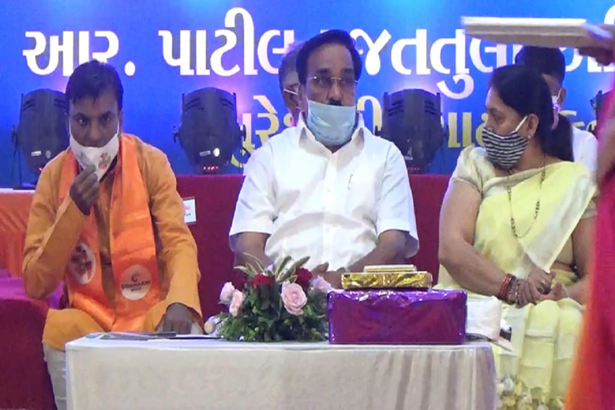 આનંદ અને ઉલ્લાસમય માહોલ વચ્ચે થઇ રહેલી રજતતુલામાં ત્યાં હાજર ૧૫૦થી વધુ અગ્રણીઓએ આ ક્ષણોને તાળીઓથી વારંવાર વધાવી લીધી જોકે ભાજપ પ્રદેશ પ્રમુખ વજન મુજબ 101 કિલો વજન પ્રમાણે રજત તુલા કરવામાં આવી હતી જોકે સુરત યોજાયેલ રજતતુલા માં સીઆર પાટીલનું નિવેદન આપીયુ હતું કે હાલમાં યોજાયેલ વિધાન સભા ની પેટા ચૂંટણી માં આઠ બેઠકો પર જીત મેળવીશું જોકે ત્યાર બાદ પ્રદેશનું સંગઠન થોડા સમયમાં જાહેર કરવામાં આવશે તેવું પણ કહેવામાં આવ્યુ હતું. આનંદ અને ઉલ્લાસમય માહોલ વચ્ચે થઇ રહેલી રજતતુલામાં ત્યાં હાજર ૧૫૦થી વધુ અગ્રણીઓએ આ ક્ષણોને તાળીઓથી વારંવાર વધાવી લીધી જોકે ભાજપ પ્રદેશ પ્રમુખ વજન મુજબ 101 કિલો વજન પ્રમાણે રજત તુલા કરવામાં આવી હતી જોકે સુરત યોજાયેલ રજતતુલા માં સીઆર પાટીલનું નિવેદન આપીયુ હતું કે હાલમાં યોજાયેલ વિધાન સભા ની પેટા ચૂંટણી માં આઠ બેઠકો પર જીત મેળવીશું જોકે ત્યાર બાદ પ્રદેશનું સંગઠન થોડા સમયમાં જાહેર કરવામાં આવશે તેવું પણ કહેવામાં આવ્યુ હતું.