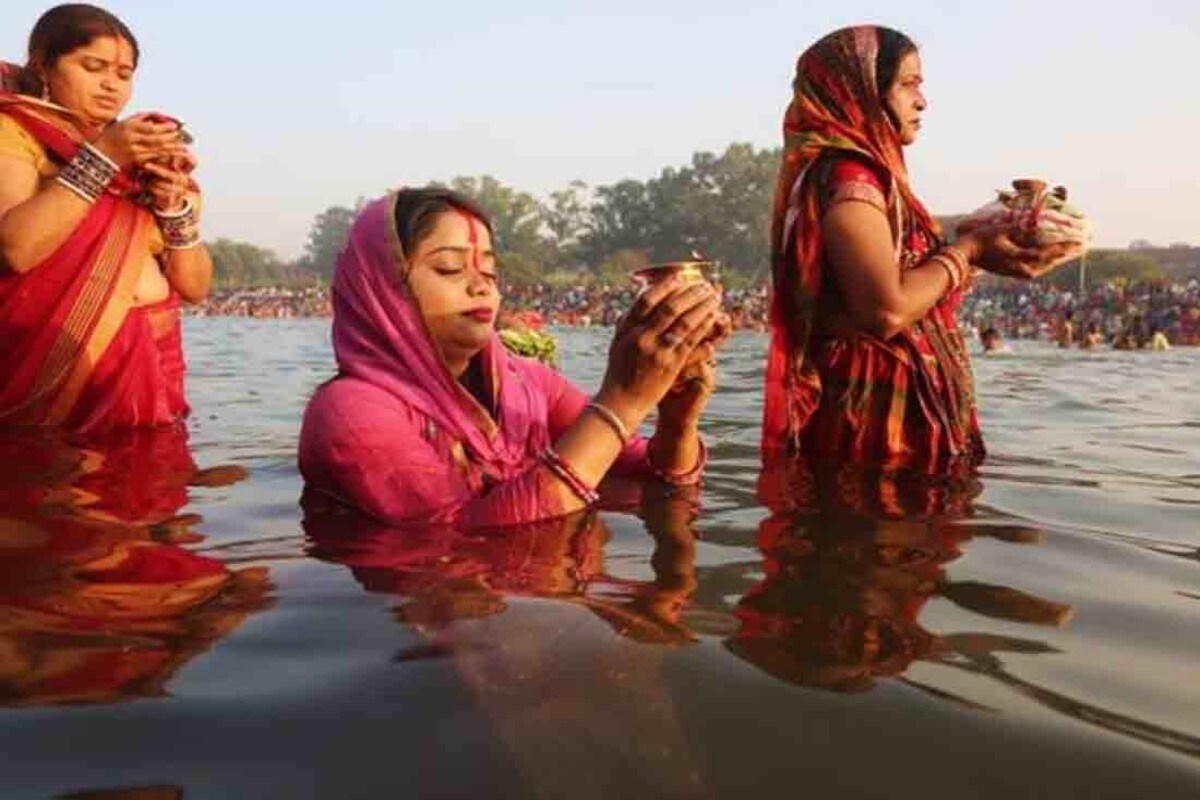 દરમિયાન તમામ સ્થિતિને જોતા સુરતના ઉત્તર ભારતીય પરિવારોએ છઠ પૂજાની ઘરબેઠા ઉજવણી કરવાનું નક્કી કર્યુ છે. સુરતના 8 લાખ ઉત્તર ભારતીયો ઘરે ઊજવણી કરશે. સવારે અને સાંજે દરેક પરિવાર પોતાના ઘરમાં જ પૂજા કરીને વ્રત સમાપ્ત કરશે. દરમિયાન તમામ સ્થિતિને જોતા સુરતના ઉત્તર ભારતીય પરિવારોએ છઠ પૂજાની ઘરબેઠા ઉજવણી કરવાનું નક્કી કર્યુ છે. સુરતના 8 લાખ ઉત્તર ભારતીયો ઘરે ઊજવણી કરશે. સવારે અને સાંજે દરેક પરિવાર પોતાના ઘરમાં જ પૂજા કરીને વ્રત સમાપ્ત કરશે.