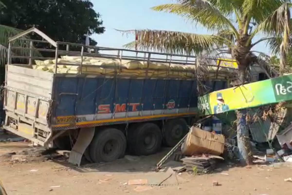 સુરેન્દ્રનગર: રાજ્યમાં અકસ્માત (Accident)નાં બનાવો સતત વધી રહ્યા છે. તેમાં પણ ટ્રક ચાલકો દારૂ પીને વાહન હંકારતા હોય છે ત્યારે અનેક વખત નિર્દોષ લોકોનો ભોગ લેવાતો હોય છે. ચોટીલા હાઇવે (Chotila Highway) પર એક ટ્રક દુકાનમાં ઘૂસી ગયો હોવાનો બનાવ સામે આવ્યો છે. જોકે, સદનસિબે આ બનાવમાં કોઈ જાનહાની નથી થઈ. જોકે, ટ્રક ઘૂસી જવાને કારણે દુકાનનો બુકડો બોલી ગયો છે. સુરેન્દ્રનગર: રાજ્યમાં અકસ્માત (Accident)નાં બનાવો સતત વધી રહ્યા છે. તેમાં પણ ટ્રક ચાલકો દારૂ પીને વાહન હંકારતા હોય છે ત્યારે અનેક વખત નિર્દોષ લોકોનો ભોગ લેવાતો હોય છે. ચોટીલા હાઇવે (Chotila Highway) પર એક ટ્રક દુકાનમાં ઘૂસી ગયો હોવાનો બનાવ સામે આવ્યો છે. જોકે, સદનસિબે આ બનાવમાં કોઈ જાનહાની નથી થઈ. જોકે, ટ્રક ઘૂસી જવાને કારણે દુકાનનો બુકડો બોલી ગયો છે.