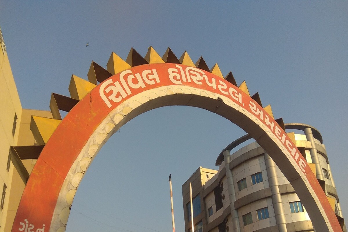 અમદાવાદ સિવિલ હોસ્પિટલ એડી સુપ્રિન્ટેન્ડન્ટ ડૉ. રજનીશ પટેલે જણાવ્યું હતુ કે, તંત્ર દ્વારા તમામ તૈયારીઓ વેક્સિનને લઇ પૂર્ણ કરી છે . જે સિનિયર સિટીઝન ઓનલાઇન રજીસ્ટ્રેશન ન કરી શક્યા હોય તેઓને ઓફલાઇન કોવિડ સેન્ટર પર આવી રજીસ્ટ્રશન કરી શકશે. અમદાવાદમાં કોરોના સંક્રમણ વધી રહ્યું છે. તેવામાં વેકસીન એક આશાનું કિરણ છે, લોકો કોરોના સામે રક્ષણ મેળવી શકે તે માટે સરકારે વેકસીનેશન શરૂ કરી છે. અમદાવાદ સિવિલ હોસ્પિટલ એડી સુપ્રિન્ટેન્ડન્ટ ડૉ. રજનીશ પટેલે જણાવ્યું હતુ કે, તંત્ર દ્વારા તમામ તૈયારીઓ વેક્સિનને લઇ પૂર્ણ કરી છે . જે સિનિયર સિટીઝન ઓનલાઇન રજીસ્ટ્રેશન ન કરી શક્યા હોય તેઓને ઓફલાઇન કોવિડ સેન્ટર પર આવી રજીસ્ટ્રશન કરી શકશે. અમદાવાદમાં કોરોના સંક્રમણ વધી રહ્યું છે. તેવામાં વેકસીન એક આશાનું કિરણ છે, લોકો કોરોના સામે રક્ષણ મેળવી શકે તે માટે સરકારે વેકસીનેશન શરૂ કરી છે.