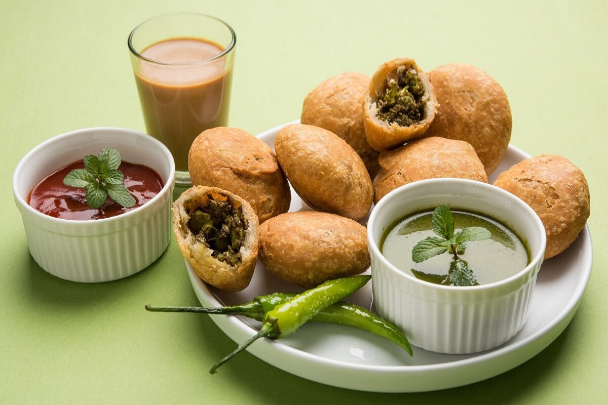 સામગ્રી- 50 ગ્રામ – સૂકું કોપરું, 50 ગ્રામ – સિંગદાણા, 250 ગ્રામ – ગાંઠિયા, 1 ચમચી – ખાંડ દળેલી, 1 ચમચી – આંબોળિયાનો પાઉડર, 250 ગ્રામ – મેંદો, 100 ગ્રામ – ઘઉંનો લોટ, 1 ચમચી –કોર્નફ્લોર, 2 ચમચી – ઘી (મોણ માટે), સ્વાદાનુસાર – મીઠું, જરૂરિયાત મુજબ –તેલ સામગ્રી- 50 ગ્રામ – સૂકું કોપરું, 50 ગ્રામ – સિંગદાણા, 250 ગ્રામ – ગાંઠિયા, 1 ચમચી – ખાંડ દળેલી, 1 ચમચી – આંબોળિયાનો પાઉડર, 250 ગ્રામ – મેંદો, 100 ગ્રામ – ઘઉંનો લોટ, 1 ચમચી –કોર્નફ્લોર, 2 ચમચી – ઘી (મોણ માટે), સ્વાદાનુસાર – મીઠું, જરૂરિયાત મુજબ –તેલ