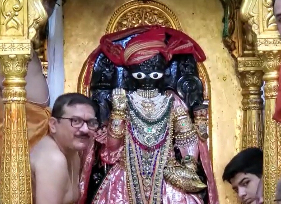 ડાકોરના ઠાકોરને પણ આજે નૂતન વર્ષે વિશેષ શણગાર કરવામાં આવ્યો હતો. ડાકોરમાં વિશેષ પૂજા અર્ચના કરવામાં આવી હતી. ઠાકોરજીને મરૂન કલરનો સાફો બાંધવામાં આવ્યો હતો. ડાકોરના ઠાકોરને પણ આજે નૂતન વર્ષે વિશેષ શણગાર કરવામાં આવ્યો હતો. ડાકોરમાં વિશેષ પૂજા અર્ચના કરવામાં આવી હતી. ઠાકોરજીને મરૂન કલરનો સાફો બાંધવામાં આવ્યો હતો.