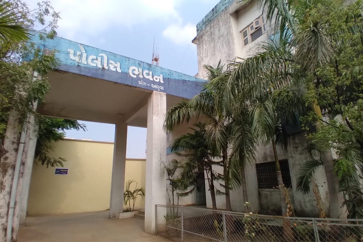 સુરતથી નીકળી છ નવેમ્બરની રાત્રે સાપુતારા પહોંચેલા ત્રણેય આરોપીઓએ લક્ષ્મણ વસાવાની ઠંડા કલેજે હત્યા કરી નાખી હતી. જે બાદમાં લક્ષ્મણ વસાવાની સ્વીફ્ટ ડિઝાઇર કાર લઇ નાસી છૂટ્યા હતા. ધરપકડ કરવામાં આવેલા આરોપીઓમાં દશરથ મુખ્ય સૂત્રધાર છે. આરોપી નંબર 2 મીનાક્ષી દશરથ સાથે લિવઇન રિલેશનશિપમાં રહે છે. ત્રીજો આરોપી માહિપાલ દશરથનો મિત્ર છે. સુરતથી નીકળી છ નવેમ્બરની રાત્રે સાપુતારા પહોંચેલા ત્રણેય આરોપીઓએ લક્ષ્મણ વસાવાની ઠંડા કલેજે હત્યા કરી નાખી હતી. જે બાદમાં લક્ષ્મણ વસાવાની સ્વીફ્ટ ડિઝાઇર કાર લઇ નાસી છૂટ્યા હતા. ધરપકડ કરવામાં આવેલા આરોપીઓમાં દશરથ મુખ્ય સૂત્રધાર છે. આરોપી નંબર 2 મીનાક્ષી દશરથ સાથે લિવઇન રિલેશનશિપમાં રહે છે. ત્રીજો આરોપી માહિપાલ દશરથનો મિત્ર છે.