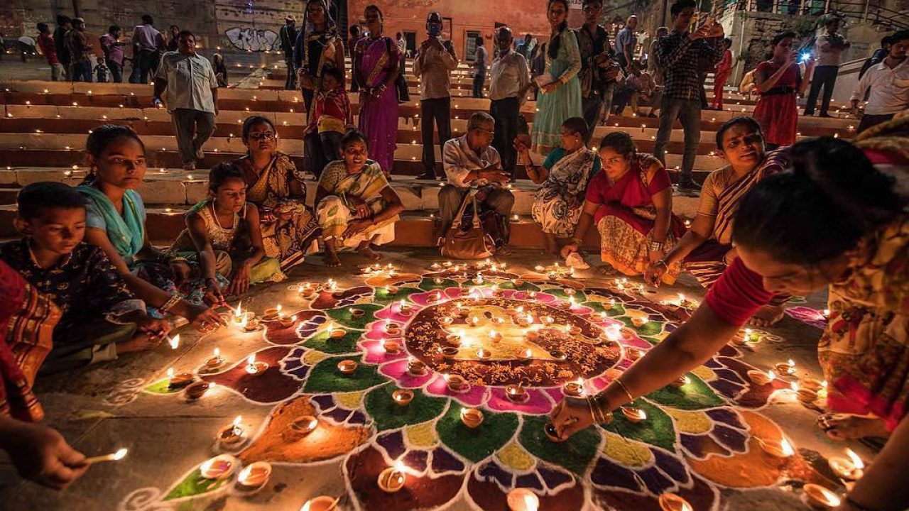 દેવ દિવાળીની પૂજા કરવામાં આવી વાતોનું ધ્યાન રાખવું પડે છે. સવારે જલ્દી ઉઠીને શ્રી ગણેશજીનું ધ્યાન કરતા ગંગાજળથી સ્નાન કરો. સ્નાન બાદ લોટના 5 અથવા 11 દીપકોથી આરતી કર્યા બાદ તે દીપક ગંગાજીને સમર્પિત કરો. હવે કોઇ પાત્રમાં ગંગાજળ લઇને ભગવાન શિવજીને ગંગા-અભિષેક કરી અને ષોડપોચાર વિધિથી પૂજન કરો. આમ કરવાથી મા ગંગા પાછલા 7 જન્મોના પાપ હરી લેશે. દેવ દિવાળીની પૂજા કરવામાં આવી વાતોનું ધ્યાન રાખવું પડે છે. સવારે જલ્દી ઉઠીને શ્રી ગણેશજીનું ધ્યાન કરતા ગંગાજળથી સ્નાન કરો. સ્નાન બાદ લોટના 5 અથવા 11 દીપકોથી આરતી કર્યા બાદ તે દીપક ગંગાજીને સમર્પિત કરો. હવે કોઇ પાત્રમાં ગંગાજળ લઇને ભગવાન શિવજીને ગંગા-અભિષેક કરી અને ષોડપોચાર વિધિથી પૂજન કરો. આમ કરવાથી મા ગંગા પાછલા 7 જન્મોના પાપ હરી લેશે.