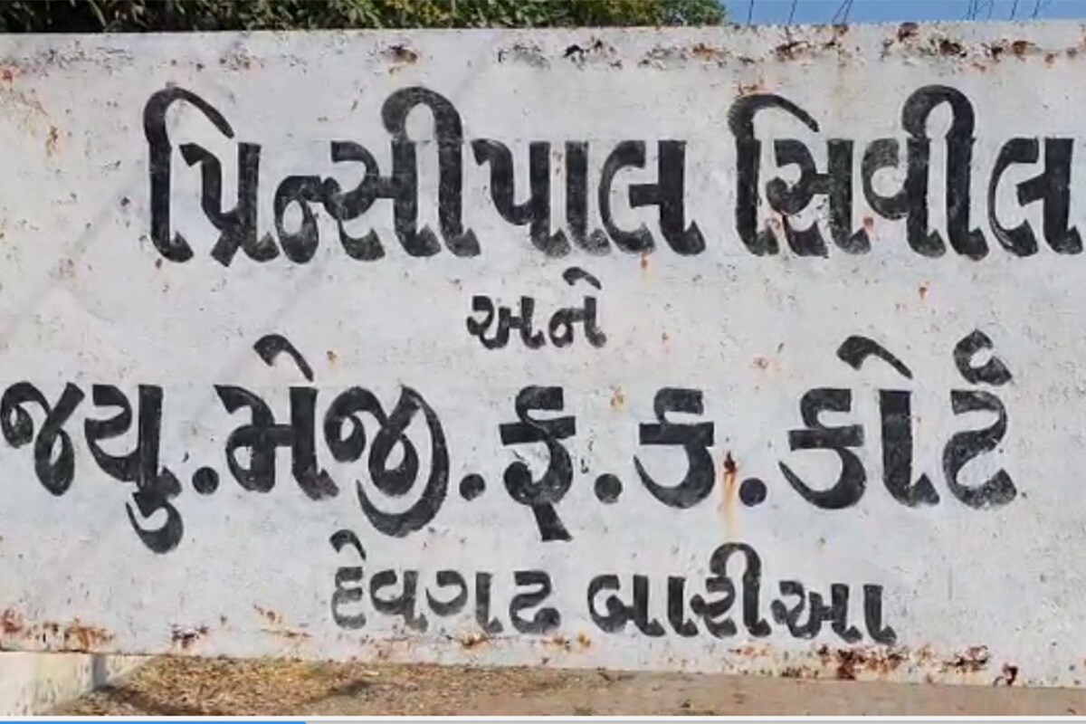 સગીરને માર મારવાના કેસમાં સજા : ડીવાયએસપીને જે કેસમાં સજા મળી છે તે કેસ 2006ના વર્ષનો છે. જેમાં તેમણે PSI તરીકે ફરજ દરમિયાન એક સગીરની ગેરકાયદે રીતે અટકાયત કરી હતી. જે બાદમાં તેને માર મારીને જાનથી મારી નાખવાની ધમકી પણ આપી હતી. હાલ તેઓ જૂનગાઢના કેશોદ ખાતે ડીવાયએસપી તરીકે ફરજ બજાવી રહ્યા છે. સગીરને માર મારવાના કેસમાં સજા : ડીવાયએસપીને જે કેસમાં સજા મળી છે તે કેસ 2006ના વર્ષનો છે. જેમાં તેમણે PSI તરીકે ફરજ દરમિયાન એક સગીરની ગેરકાયદે રીતે અટકાયત કરી હતી. જે બાદમાં તેને માર મારીને જાનથી મારી નાખવાની ધમકી પણ આપી હતી. હાલ તેઓ જૂનગાઢના કેશોદ ખાતે ડીવાયએસપી તરીકે ફરજ બજાવી રહ્યા છે.