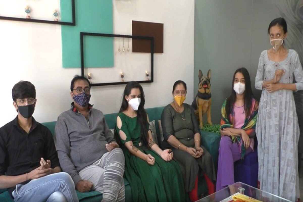 સરકારે લગ્ન પ્રસંગમાં વ્યક્તિઓની સંખ્યા અડધી કરી દીધી છે. 200 વ્યક્તિઓની જગ્યાએ હવે 100 વ્યક્તિઓની જ મંજૂરી આપવામાં આવશે. 100 વ્યક્તિઓમાં પરિવારજનો, કેટરસ, બેન્ડ બાજા, પંડિતજી સહિતનાનો સમાવેશ થશે. લગ્ન પ્રસંગ માટે સ્થાનિક પોલીસ સ્ટેશન દ્વારા આપવામાં આવશે મંજૂરી. સરકારના નિર્ણયના કારણે અનેક લોકો ચિંતામાં મુકાયા છે. કેટલાએ લોકોએ મર્યાદિત સંખ્યા કરતા વધુ માત્રામાં કંકોત્રી વહેંચી છે. સરકારે લગ્ન પ્રસંગમાં વ્યક્તિઓની સંખ્યા અડધી કરી દીધી છે. 200 વ્યક્તિઓની જગ્યાએ હવે 100 વ્યક્તિઓની જ મંજૂરી આપવામાં આવશે. 100 વ્યક્તિઓમાં પરિવારજનો, કેટરસ, બેન્ડ બાજા, પંડિતજી સહિતનાનો સમાવેશ થશે. લગ્ન પ્રસંગ માટે સ્થાનિક પોલીસ સ્ટેશન દ્વારા આપવામાં આવશે મંજૂરી. સરકારના નિર્ણયના કારણે અનેક લોકો ચિંતામાં મુકાયા છે. કેટલાએ લોકોએ મર્યાદિત સંખ્યા કરતા વધુ માત્રામાં કંકોત્રી વહેંચી છે.