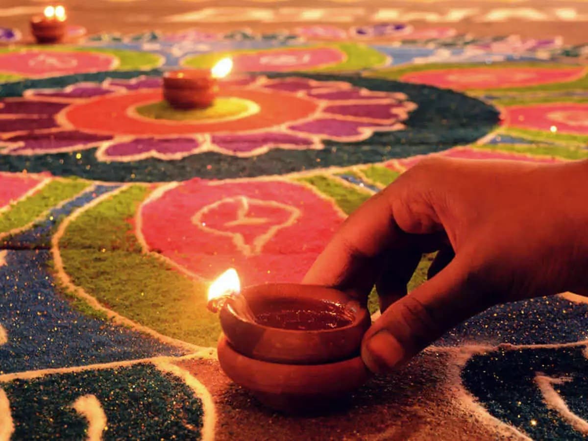 પણ આ દિવસે જ્યારે ભેટ આપવામાં આવે છે ત્યારે જો કેટલીક ભૂલ કરવામાં આવે તો તેનાંથી ફાયદો નહીં પણ નુક્સાનથાય છે. તેથી જ શાસ્ત્રોમાં કેટલીક ભેટ વર્જીત માનવામાં આવે છે. પણ આ દિવસે જ્યારે ભેટ આપવામાં આવે છે ત્યારે જો કેટલીક ભૂલ કરવામાં આવે તો તેનાંથી ફાયદો નહીં પણ નુક્સાનથાય છે. તેથી જ શાસ્ત્રોમાં કેટલીક ભેટ વર્જીત માનવામાં આવે છે.