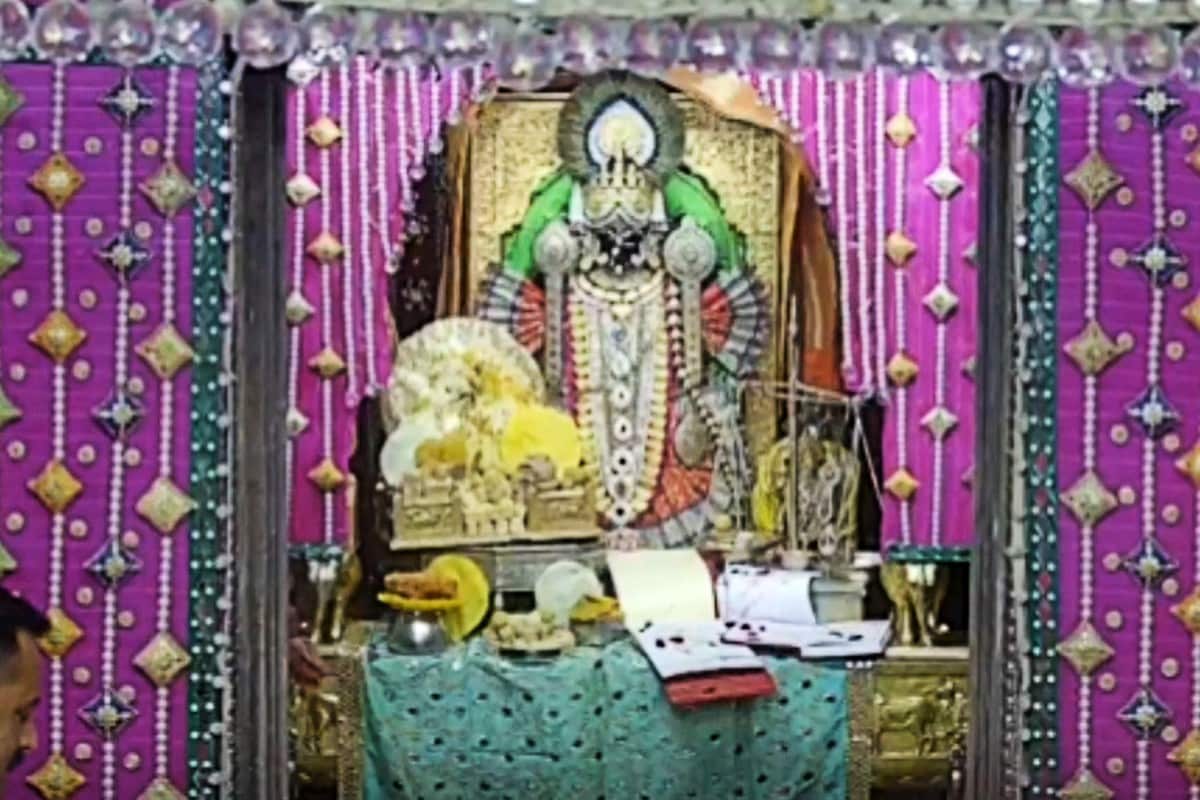 અમદાવાદ : રાજ્યમાં દિવાળી બાદ આજે બેસતા વર્ષની ઊજવણી થઈ રહી છે. દરમિયાન રાજ્યના તમામ મંદિરોમાં ઘો઼ડાપૂર ઉમટ્યું છે. રાજ્યના મંદિરોમાં આવેલું માનવ મહેરામણ ભક્તિ સાથે આસ્થાનું પ્રતિક છે. જોકે, કોરોનાકાળમાં વધતા જતા કેસ વચ્ચે ચિંતા પણ વધી છે. જોકે, અમે આપને આ અહેવાલમાં રાજ્યના કેટલાક દેવસ્થાનોના ઓનલાઇન દર્શન કરાવી રહ્યા છે. આ તસવીર દ્વારકાધીશના દિવાળી શણગારની છે. અહીંયા પણ માનવમહેરામણ ઉમટી પડ્યું છે. અમદાવાદ : રાજ્યમાં દિવાળી બાદ આજે બેસતા વર્ષની ઊજવણી થઈ રહી છે. દરમિયાન રાજ્યના તમામ મંદિરોમાં ઘો઼ડાપૂર ઉમટ્યું છે. રાજ્યના મંદિરોમાં આવેલું માનવ મહેરામણ ભક્તિ સાથે આસ્થાનું પ્રતિક છે. જોકે, કોરોનાકાળમાં વધતા જતા કેસ વચ્ચે ચિંતા પણ વધી છે. જોકે, અમે આપને આ અહેવાલમાં રાજ્યના કેટલાક દેવસ્થાનોના ઓનલાઇન દર્શન કરાવી રહ્યા છે. આ તસવીર દ્વારકાધીશના દિવાળી શણગારની છે. અહીંયા પણ માનવમહેરામણ ઉમટી પડ્યું છે.