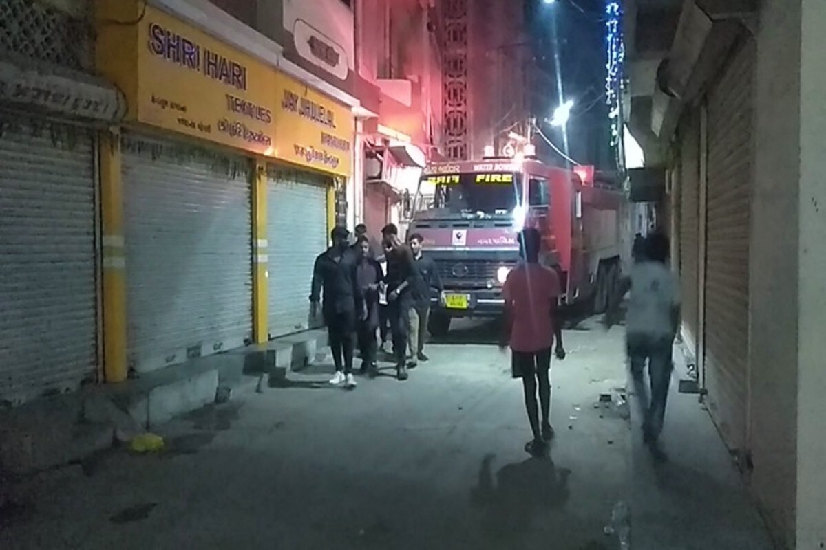 ગોધરા : ગોધરા શહેરમાં સ્ટેશન રોડ પર આવેલા ઝૂલેલાલ મંદિર પાસે આવેલી કાપડની દુકાનમાં આગની ઘટના સામે આવી હતી. નગરપાલિકાની ફાયરની ટીમે તાત્કાલિક પાણીનો મારો ચલાવતા આગ કાબુમા આવી હતી પરંતુ લાખો રૂપિયાની કિંમતનો કાપડનો જથ્થો બળીને ખાક થઈ ગયો હતો. ગોધરા : ગોધરા શહેરમાં સ્ટેશન રોડ પર આવેલા ઝૂલેલાલ મંદિર પાસે આવેલી કાપડની દુકાનમાં આગની ઘટના સામે આવી હતી. નગરપાલિકાની ફાયરની ટીમે તાત્કાલિક પાણીનો મારો ચલાવતા આગ કાબુમા આવી હતી પરંતુ લાખો રૂપિયાની કિંમતનો કાપડનો જથ્થો બળીને ખાક થઈ ગયો હતો.