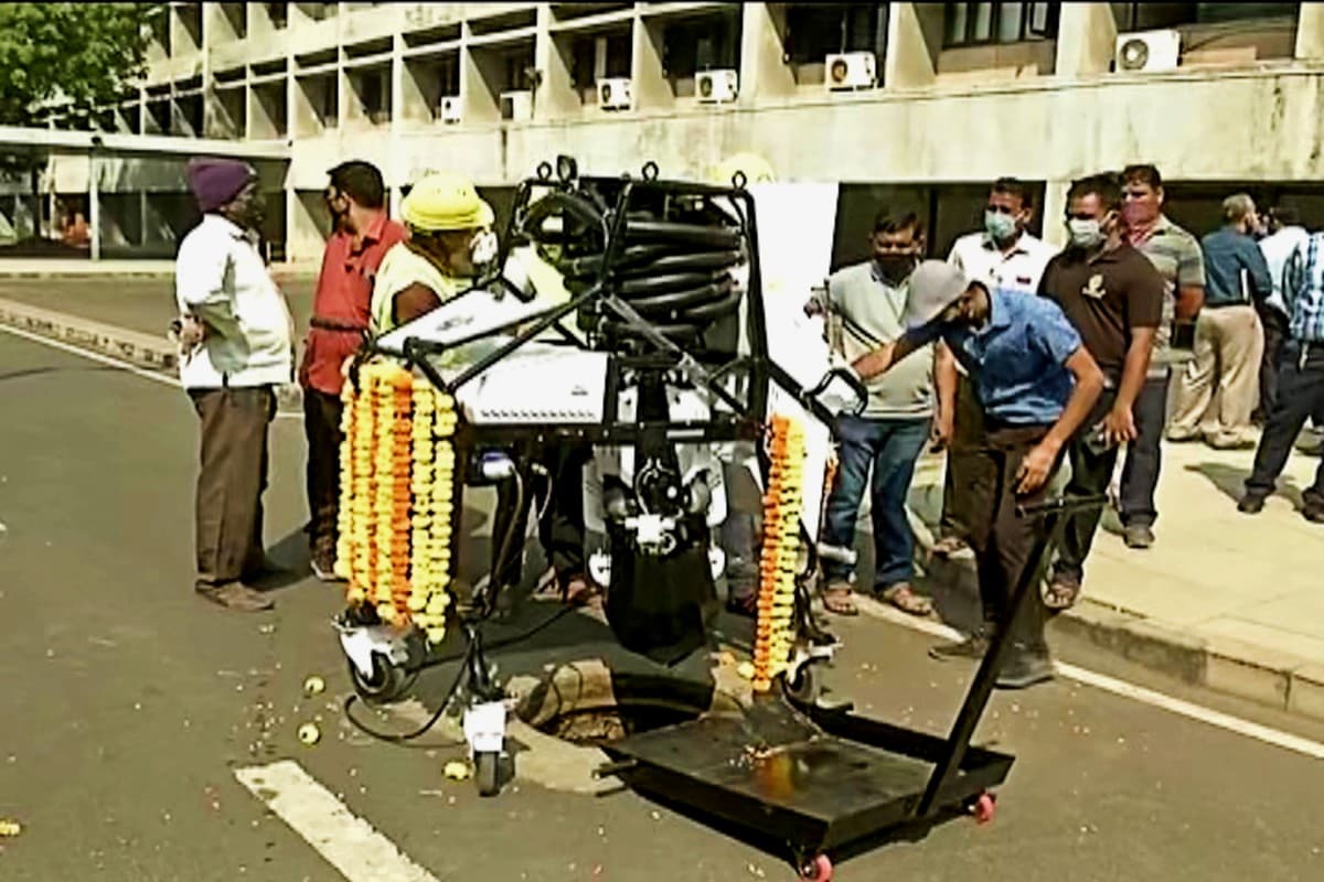 ગાંધીનગર : ગાંધીનગર મહાનગરપાલિકાને (Gamndhinagar Municipal Corporation) ગટરની સાફ સફાઈ કરતા રોબોટની (Robot for Drainage Cleaning) ભેટ આપવામાં આવી છે. સાબરમતી ગેસ કંપની દ્વારા આ રોબોટ ગાંધીનગર મહાનગરપાલિકાને આપવામાં આવ્યો છે. રોબોટની વિશેષતા એવી છે કે તે ગટરમાં 24 ફૂટ ઊંડે સુધી જઈને સફાઈ કરી શકે છે. કમ્યુટર ઓપરેટેડ રોબોટને બહાર બેસીને એક ઓપરેટર ચલાવશે. આજે રાજ્યના નાયબ મુખ્યમંત્રી નીતિન પટેલે આ રોબોટનું લોકાર્પણ કર્યુ હતું. આ રોબોટના કારણે અનેક સફાઈકર્મીની જિંદગી બચાવી શકાશે. ગાંધીનગર : ગાંધીનગર મહાનગરપાલિકાને (Gamndhinagar Municipal Corporation) ગટરની સાફ સફાઈ કરતા રોબોટની (Robot for Drainage Cleaning) ભેટ આપવામાં આવી છે. સાબરમતી ગેસ કંપની દ્વારા આ રોબોટ ગાંધીનગર મહાનગરપાલિકાને આપવામાં આવ્યો છે. રોબોટની વિશેષતા એવી છે કે તે ગટરમાં 24 ફૂટ ઊંડે સુધી જઈને સફાઈ કરી શકે છે. કમ્યુટર ઓપરેટેડ રોબોટને બહાર બેસીને એક ઓપરેટર ચલાવશે. આજે રાજ્યના નાયબ મુખ્યમંત્રી નીતિન પટેલે આ રોબોટનું લોકાર્પણ કર્યુ હતું. આ રોબોટના કારણે અનેક સફાઈકર્મીની જિંદગી બચાવી શકાશે.