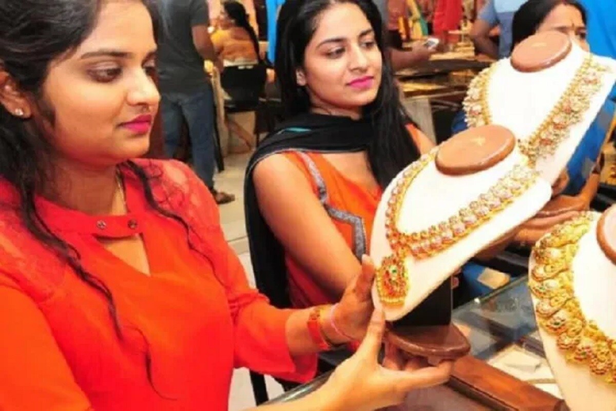 આ કડાકાની સાથે જ ડિસેમ્બર વાયદાનો ભાવ 49,051 રૂપિયા પ્રતિ 10 ગ્રામ જ્યારે ચાંદી વાયદા ડિલિવરીનો ભાવ 550 રૂપિયા ઘટી 59,980 રૂપિયા રહ્યો છે. એવી જ રીતે સ્પોટ ગૉલ્ડના ભાવમાં પણ ઘટાડો જોવા મળ્યો છે. આ કડાકાની સાથે જ ડિસેમ્બર વાયદાનો ભાવ 49,051 રૂપિયા પ્રતિ 10 ગ્રામ જ્યારે ચાંદી વાયદા ડિલિવરીનો ભાવ 550 રૂપિયા ઘટી 59,980 રૂપિયા રહ્યો છે. એવી જ રીતે સ્પોટ ગૉલ્ડના ભાવમાં પણ ઘટાડો જોવા મળ્યો છે.