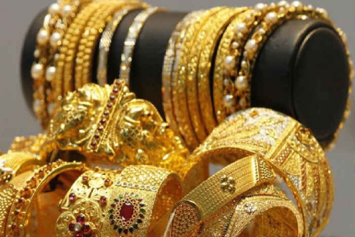 દિલ્હીમાં સોના-ચાંદીના ભાવઃ- દિલ્હી સરાફા બજારમાં આજે બુધવારે 10 ગ્રામ સોનાના ભાવમાં માત્ર 3 રૂપિયાનો સુધારો થતાં 99.9 સોનું 50,114 રૂપિયાના સ્તરે બંધ રહ્યું હતું. જ્યારે એક કિલોચાંદીના ભાવમાં 451 રૂપિયાનો વધારો થતાં ચાંદી 60,023 રૂપિાય સ્તરે બંધ રહી હતી. (પ્રતિકાત્મક તસવીર) દિલ્હીમાં સોના-ચાંદીના ભાવઃ- દિલ્હી સરાફા બજારમાં આજે બુધવારે 10 ગ્રામ સોનાના ભાવમાં માત્ર 3 રૂપિયાનો સુધારો થતાં 99.9 સોનું 50,114 રૂપિયાના સ્તરે બંધ રહ્યું હતું. જ્યારે એક કિલોચાંદીના ભાવમાં 451 રૂપિયાનો વધારો થતાં ચાંદી 60,023 રૂપિાય સ્તરે બંધ રહી હતી. (પ્રતિકાત્મક તસવીર)