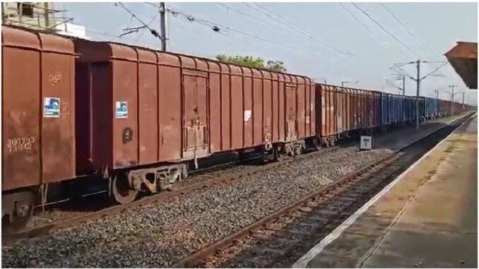 ત્યારે હાલ પકડેલા બંને આરોપીઓની એસઓજી ક્રાઈમ દ્વારા સઘન પૂછપરછ હાથ ધરવામાં આવી રહી છે આ સાથે હેન્ડલર સુરેન્દ્ર ઉર્ફે ઓરિસ્સાની શોધખોળ પણ પોલીસે હાથ ધરી હોવાનું એસઓજી ડીસીપી મુકેશ પટેલ એ જણાવ્યું છે. આરોપીઓ આ જથ્થો ગુડ્સ ટ્રેઇન મારફતે લાવતા અને શહેરના કાલુપુર રેલવે સ્ટેશનથી પાર્સલ લઈને શહેરકોટડા જતા રહેતા હતાં. બાદમાં અલગ અલગ છૂટક પડીકીઓ બનાવી અનેક વિસ્તારોમાં વેંચતા હોવાનું સામે આવ્યું છે. આરોપીઓ છ માસથી આ રેકેટ ચલાવતા અને પહેલી વાર પોલીસ ગિરફતમાં આવતા પોલીસે ગુનો નોંધી વધુ તપાસ શરૂ કરી છે. ત્યારે હાલ પકડેલા બંને આરોપીઓની એસઓજી ક્રાઈમ દ્વારા સઘન પૂછપરછ હાથ ધરવામાં આવી રહી છે આ સાથે હેન્ડલર સુરેન્દ્ર ઉર્ફે ઓરિસ્સાની શોધખોળ પણ પોલીસે હાથ ધરી હોવાનું એસઓજી ડીસીપી મુકેશ પટેલ એ જણાવ્યું છે. આરોપીઓ આ જથ્થો ગુડ્સ ટ્રેઇન મારફતે લાવતા અને શહેરના કાલુપુર રેલવે સ્ટેશનથી પાર્સલ લઈને શહેરકોટડા જતા રહેતા હતાં. બાદમાં અલગ અલગ છૂટક પડીકીઓ બનાવી અનેક વિસ્તારોમાં વેંચતા હોવાનું સામે આવ્યું છે. આરોપીઓ છ માસથી આ રેકેટ ચલાવતા અને પહેલી વાર પોલીસ ગિરફતમાં આવતા પોલીસે ગુનો નોંધી વધુ તપાસ શરૂ કરી છે.