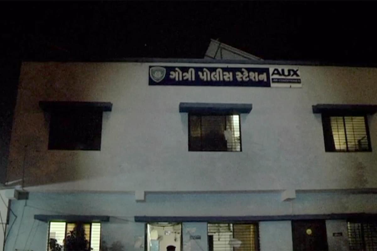 મહિલાઓના વિડિયો બાબતે દિશાની પૂછપરછ થશે: પ્રશાંતે પોતાનો વીડિયો ઉતાર્યાનો કિશોરીએ દાવો કર્યો બાદ પ્રશાંતે કેટલી મહિલાઓને દુષ્કર્મનો શિકાર બનાવી હતી તેમજ કેટલી મહિલાઓના અંગત વીડિયો ઉતાર્યા હતા તે મામલે પોલીસ દિશાની પૂછપરછ કરશે. દિશા પડછાયાની જેમ પ્રશાંતની સાથે રહેતી હોવાથી પોલીસનું માનવું છે કે તેણી આ તમામ વિગતોથી વાકેફ હોવી જોઈએ. મહિલાઓના વિડિયો બાબતે દિશાની પૂછપરછ થશે: પ્રશાંતે પોતાનો વીડિયો ઉતાર્યાનો કિશોરીએ દાવો કર્યો બાદ પ્રશાંતે કેટલી મહિલાઓને દુષ્કર્મનો શિકાર બનાવી હતી તેમજ કેટલી મહિલાઓના અંગત વીડિયો ઉતાર્યા હતા તે મામલે પોલીસ દિશાની પૂછપરછ કરશે. દિશા પડછાયાની જેમ પ્રશાંતની સાથે રહેતી હોવાથી પોલીસનું માનવું છે કે તેણી આ તમામ વિગતોથી વાકેફ હોવી જોઈએ.