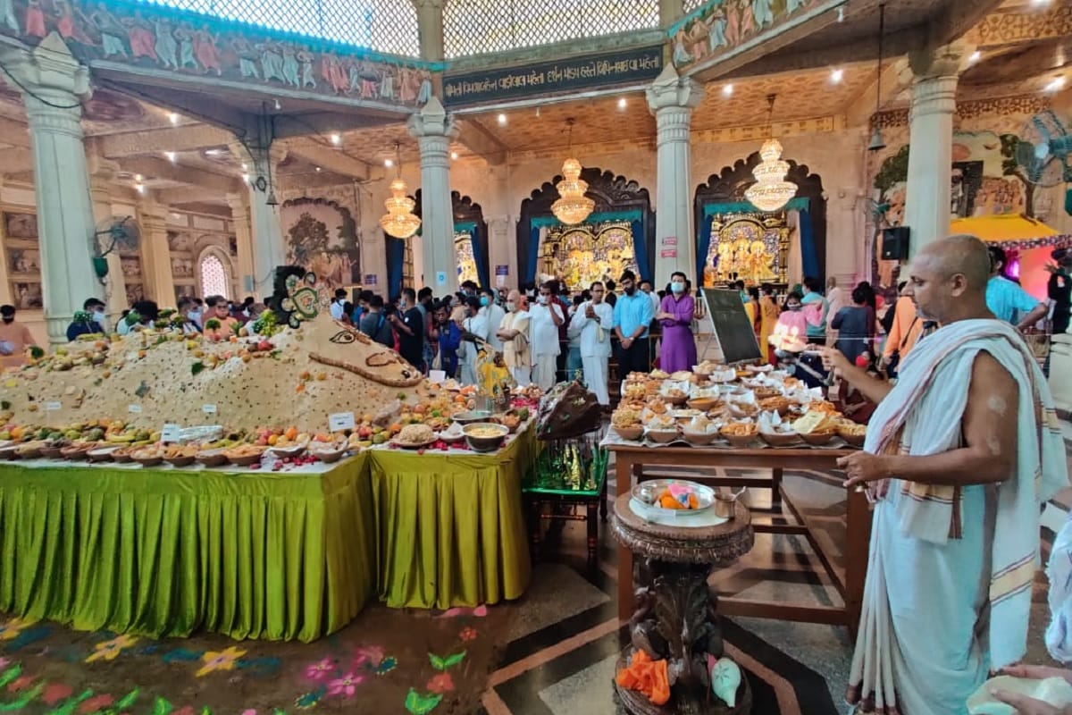 આજે ઇસ્કોન મંદિર અમદાવાદ ખાતે પણ 108 કિલો શીરાના પર્વતનો ગોર્વધન પર્વતનું નિર્માણ કરીને અન્નકૂટ મહોત્સવ ઉજાવવામાં આવ્યો હતો. જેમાં 108 કિલોગ્રામ ચોખ્ખુ ઘી, 108 કિલોગ્રામ ડ્રાય ફ્રુટ , 108 કિલોગ્રામ ફ્રુટ , ફરસાણ પણ ધરાવવામાં આવ્યું હતું. આ સિવાય 400થી વધારે વાનગીઓનો અન્નકૂટ પણ ધરવવામાં આવ્યો હતો. ભગવાન રાધા-ગોવિંદ, શ્રીનાથજી ગોપાલ જી , રાધા-કૃષ્ણ , સીતા- રામ- લક્ષમણ ભગવાન ને નવા વસ્ત્રો તથા અલંકારો પહેરાવવામાં આવ્યા હતા. એટલું જ નહીં અહીં બનાવેલાં અનોખા ગોવર્ધન પર્વત મંદિર ના ભક્તો દ્વારા બનાવવામાં આવ્યો હતો. આ ગોવર્ધન પર્વત બનાવવાની તૈયારી અગલા દિવસે રાત્રે ચાલુ થઇ ગઈ હતી. જેમાં આખી રાત ભગવાન માટે શીરો બનાવવા માં આવ્યો હતો. આજે ઇસ્કોન મંદિર અમદાવાદ ખાતે પણ 108 કિલો શીરાના પર્વતનો ગોર્વધન પર્વતનું નિર્માણ કરીને અન્નકૂટ મહોત્સવ ઉજાવવામાં આવ્યો હતો. જેમાં 108 કિલોગ્રામ ચોખ્ખુ ઘી, 108 કિલોગ્રામ ડ્રાય ફ્રુટ , 108 કિલોગ્રામ ફ્રુટ , ફરસાણ પણ ધરાવવામાં આવ્યું હતું. આ સિવાય 400થી વધારે વાનગીઓનો અન્નકૂટ પણ ધરવવામાં આવ્યો હતો. ભગવાન રાધા-ગોવિંદ, શ્રીનાથજી ગોપાલ જી , રાધા-કૃષ્ણ , સીતા- રામ- લક્ષમણ ભગવાન ને નવા વસ્ત્રો તથા અલંકારો પહેરાવવામાં આવ્યા હતા. એટલું જ નહીં અહીં બનાવેલાં અનોખા ગોવર્ધન પર્વત મંદિર ના ભક્તો દ્વારા બનાવવામાં આવ્યો હતો. આ ગોવર્ધન પર્વત બનાવવાની તૈયારી અગલા દિવસે રાત્રે ચાલુ થઇ ગઈ હતી. જેમાં આખી રાત ભગવાન માટે શીરો બનાવવા માં આવ્યો હતો.