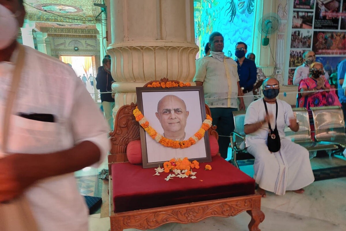 આજે ઈસ્કોન મંદિરમાં ઉજવણી: ઈસ્કોન મંદિરમાં સવારે 4:30 કલાકે મંગળા આરતીથી સમગ્ર કાર્યક્રમ શરૂ થઇ હતી ત્યારબાદ ભક્તો દ્રારા સવારે 6:30 થી ગોવાર્ધન પર્વત બનાવવામાં આવ્યો હતો જે સવારના 11.30 સુધી પુર્ણ કરવામાં આવ્યો હતો આ પર્વતની વિશેષતા એ હતી કે હીં અલગ અલગ પ્રકાર નાં ડ્રાય ફ્રુટ, ફળો , ફરસાણ થી આખો ગોવર્ધન તૈયાર કરવા માં આવ્યોહતો. તે ઉપરાંત ગોવર્ધન પૂજા ની સાથે સાથે, ઇસ્કોન મંદિર માં ગૌ-પૂજા નો પણ કાર્યક્રમ રાખવામાં આવ્યું હતું.સવારે ૦૯:૩૦ વાગ્યે ગૌ પૂજા તથા નવી ગૌ સાળા નું ઉદ્ઘાટન કરવામાં આવ્યું હતું. કઠવાડામાં સ્થિત ઇસ્કોન મંદિર ની ગૌ-શાળા માં ૨૭૫ ગાયો ની સેવા દરરોજ કરવામાં આવે છે. આજે ઈસ્કોન મંદિરમાં ઉજવણી: ઈસ્કોન મંદિરમાં સવારે 4:30 કલાકે મંગળા આરતીથી સમગ્ર કાર્યક્રમ શરૂ થઇ હતી ત્યારબાદ ભક્તો દ્રારા સવારે 6:30 થી ગોવાર્ધન પર્વત બનાવવામાં આવ્યો હતો જે સવારના 11.30 સુધી પુર્ણ કરવામાં આવ્યો હતો આ પર્વતની વિશેષતા એ હતી કે હીં અલગ અલગ પ્રકાર નાં ડ્રાય ફ્રુટ, ફળો , ફરસાણ થી આખો ગોવર્ધન તૈયાર કરવા માં આવ્યોહતો. તે ઉપરાંત ગોવર્ધન પૂજા ની સાથે સાથે, ઇસ્કોન મંદિર માં ગૌ-પૂજા નો પણ કાર્યક્રમ રાખવામાં આવ્યું હતું.સવારે ૦૯:૩૦ વાગ્યે ગૌ પૂજા તથા નવી ગૌ સાળા નું ઉદ્ઘાટન કરવામાં આવ્યું હતું. કઠવાડામાં સ્થિત ઇસ્કોન મંદિર ની ગૌ-શાળા માં ૨૭૫ ગાયો ની સેવા દરરોજ કરવામાં આવે છે.