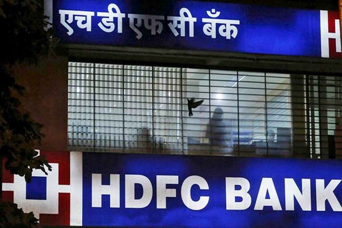 HDFC બેંકની FD પર નવું વ્યાજદર- HDFC બેંકનાં ગ્રાહકોને હવે એક વર્ષ કે બે વર્ષની FD પર 4.90 ટકા વ્યાજ મળશે. નવાં વ્યાજદર મુજબ, 7થી 14 દિવસ અને 15થી 29 દિવસમાં મેચ્યોર થનારી FD પર હવે ગ્રાહકોને 2.5 ટકા વ્યાજ મળશે. તો 30થી 45 દિવસ, 46થી 60 દિવસ અને 61થી 90 દિવસની FD પર 3 ટકા વ્યાજદર મળશે. આ ઉપરાંત 91થી 6 મહિનાની મેચ્યોરીટી વાળી FD પર 3.5 ટકા વ્યાજ મળશે. તો 6થી 9 અને 9થી 1 વર્ષમાં મેચ્યોર થનારી FD પર 4.4 ટકા વ્યાજ દર મળશે. એકથી 2 વર્ષની FD પર 4.9 ટકા વ્યાજ મળશે. બેથી 3 વર્ષની FD પર 5.15 ટકા અન 3થી 5 વર્ષની FD પર 5.30 ટકા અને 5થી 10 વર્ષની મેચ્યોરીટી પર 5.50 ટકા વ્યાજ મળશે. HDFC બેંકની FD પર નવું વ્યાજદર- HDFC બેંકનાં ગ્રાહકોને હવે એક વર્ષ કે બે વર્ષની FD પર 4.90 ટકા વ્યાજ મળશે. નવાં વ્યાજદર મુજબ, 7થી 14 દિવસ અને 15થી 29 દિવસમાં મેચ્યોર થનારી FD પર હવે ગ્રાહકોને 2.5 ટકા વ્યાજ મળશે. તો 30થી 45 દિવસ, 46થી 60 દિવસ અને 61થી 90 દિવસની FD પર 3 ટકા વ્યાજદર મળશે. આ ઉપરાંત 91થી 6 મહિનાની મેચ્યોરીટી વાળી FD પર 3.5 ટકા વ્યાજ મળશે. તો 6થી 9 અને 9થી 1 વર્ષમાં મેચ્યોર થનારી FD પર 4.4 ટકા વ્યાજ દર મળશે. એકથી 2 વર્ષની FD પર 4.9 ટકા વ્યાજ મળશે. બેથી 3 વર્ષની FD પર 5.15 ટકા અન 3થી 5 વર્ષની FD પર 5.30 ટકા અને 5થી 10 વર્ષની મેચ્યોરીટી પર 5.50 ટકા વ્યાજ મળશે.