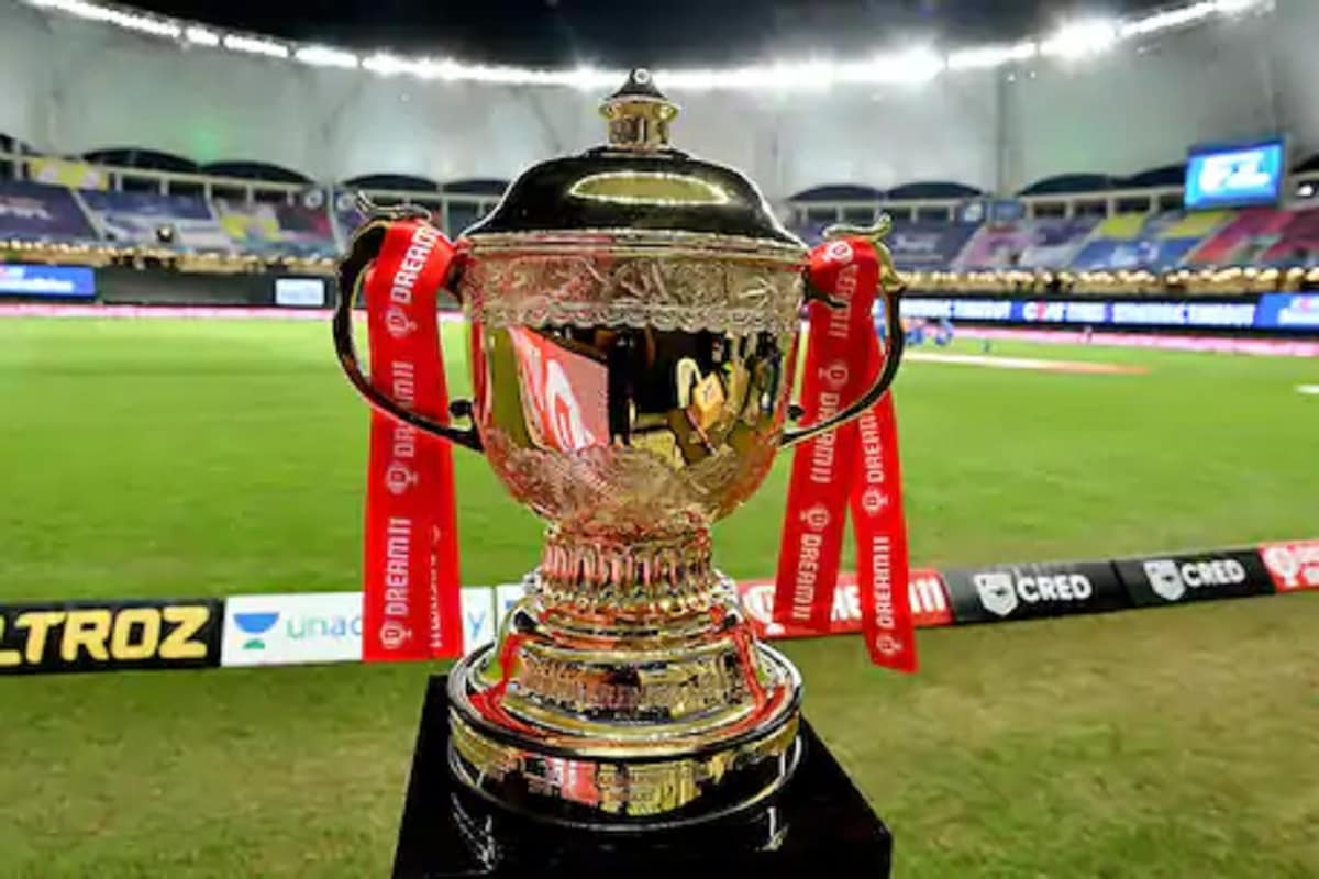 નવી દિલ્હી : ઇન્ડિયન પ્રીમિયર લીગની 13મી સિઝન (IPL 2020) થોડા સમય પહેલા જ યૂએઈમાં પુરી થઈ છે. આ વખતે મુંબઈ ઇન્ડિયન્સે દિલ્હી કેપિટલ્સને હરાવી પાંચમી વખત ટ્રોફી પર કબજો જમાવ્યો હતો. આઈપીએલની 13મી સિઝન ખતમ થયા પછી હવે આઈપીએલ-2021 પર ફોક્સ છે. બીસીસીઆઈ અને આઈપીએલ ગર્વનિંગ કાઉન્સિલ લીગમાં નવી ટીમ સામેલ કરવા પર વિચારી રહી છે. આ સિવાય આઈપીએલ-2021માં મેગા હરાજી અને કેટલાક ફેરફાર પણ જોવા મળી શકે છે. નવી દિલ્હી : ઇન્ડિયન પ્રીમિયર લીગની 13મી સિઝન (IPL 2020) થોડા સમય પહેલા જ યૂએઈમાં પુરી થઈ છે. આ વખતે મુંબઈ ઇન્ડિયન્સે દિલ્હી કેપિટલ્સને હરાવી પાંચમી વખત ટ્રોફી પર કબજો જમાવ્યો હતો. આઈપીએલની 13મી સિઝન ખતમ થયા પછી હવે આઈપીએલ-2021 પર ફોક્સ છે. બીસીસીઆઈ અને આઈપીએલ ગર્વનિંગ કાઉન્સિલ લીગમાં નવી ટીમ સામેલ કરવા પર વિચારી રહી છે. આ સિવાય આઈપીએલ-2021માં મેગા હરાજી અને કેટલાક ફેરફાર પણ જોવા મળી શકે છે.