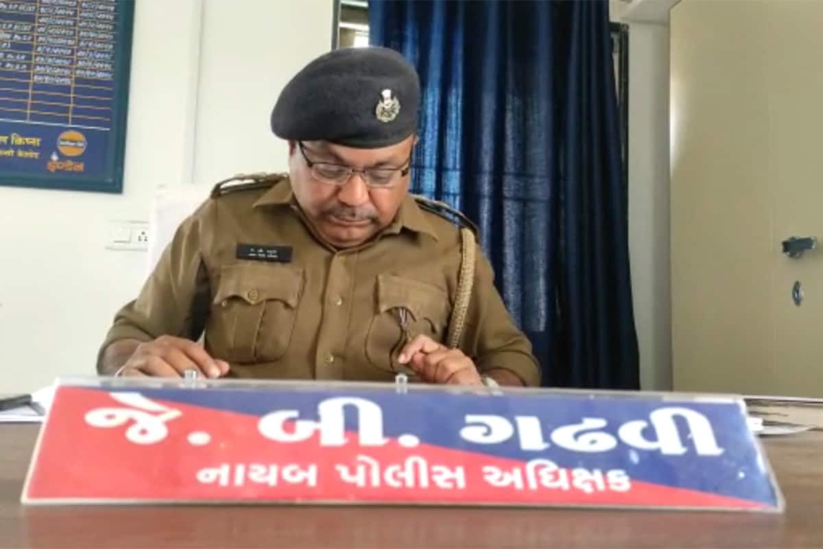 દાહોદ: દેવગઢ બારીયાના તત્કાલીન પોલીસ સબ ઇન્સ્પેક્ટર (PSI)ને એક સગીરને માર મારવાના કેસમાં ત્રણ વર્ષની સજા પડી છે. જે.બી.ગઢવીને આ મામલે ત્રણ વર્ષની સજા દેવગઢ બારીયા કાર્ટે ફટકારી છે. આ કેસ 2006ના વર્ષનો છે. આ સમયે જે.બી. ગઢવી દેવગઢબારીયાના PSI તરીકે ફરજ બજાવતા હતા. હાલ તેઓ જૂનગઢ ખાતે DySP તરીકે ફરજ બજાવી રહ્યા છે. કોર્ટે ડીવાયએસપીને સજા ફટકારતા આ મામલો પોલીસ બેડામાં ચર્ચાનો વિષય બન્યો છે. દાહોદ: દેવગઢ બારીયાના તત્કાલીન પોલીસ સબ ઇન્સ્પેક્ટર (PSI)ને એક સગીરને માર મારવાના કેસમાં ત્રણ વર્ષની સજા પડી છે. જે.બી.ગઢવીને આ મામલે ત્રણ વર્ષની સજા દેવગઢ બારીયા કાર્ટે ફટકારી છે. આ કેસ 2006ના વર્ષનો છે. આ સમયે જે.બી. ગઢવી દેવગઢબારીયાના PSI તરીકે ફરજ બજાવતા હતા. હાલ તેઓ જૂનગઢ ખાતે DySP તરીકે ફરજ બજાવી રહ્યા છે. કોર્ટે ડીવાયએસપીને સજા ફટકારતા આ મામલો પોલીસ બેડામાં ચર્ચાનો વિષય બન્યો છે.